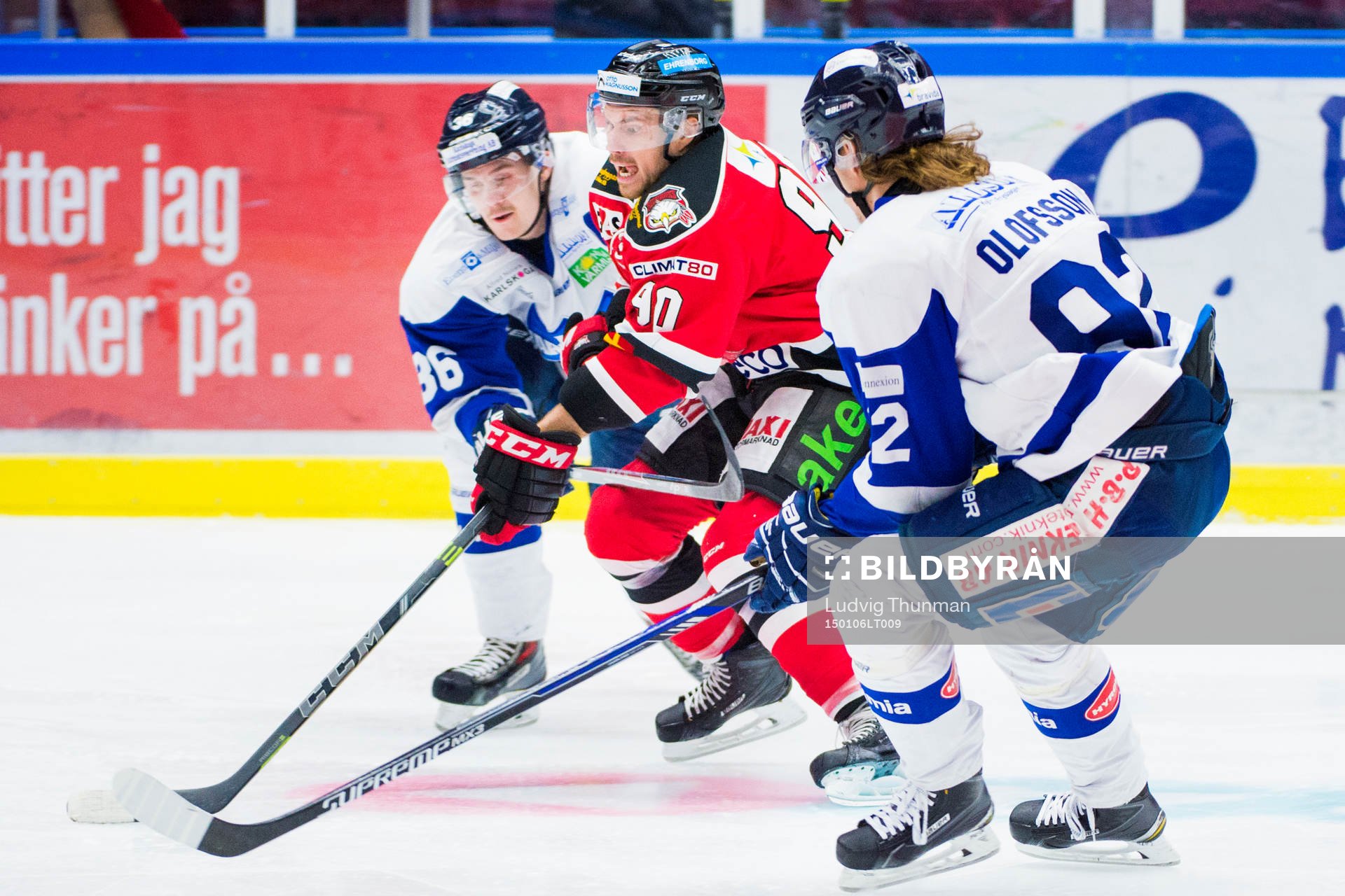 Malmö Redhawks Mattias Persson jagas av Karlskogas Adam