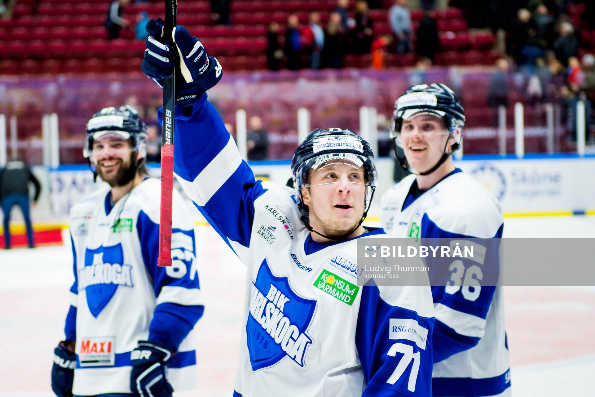 Karlskogas Carl Berglund (mitten) firar segern