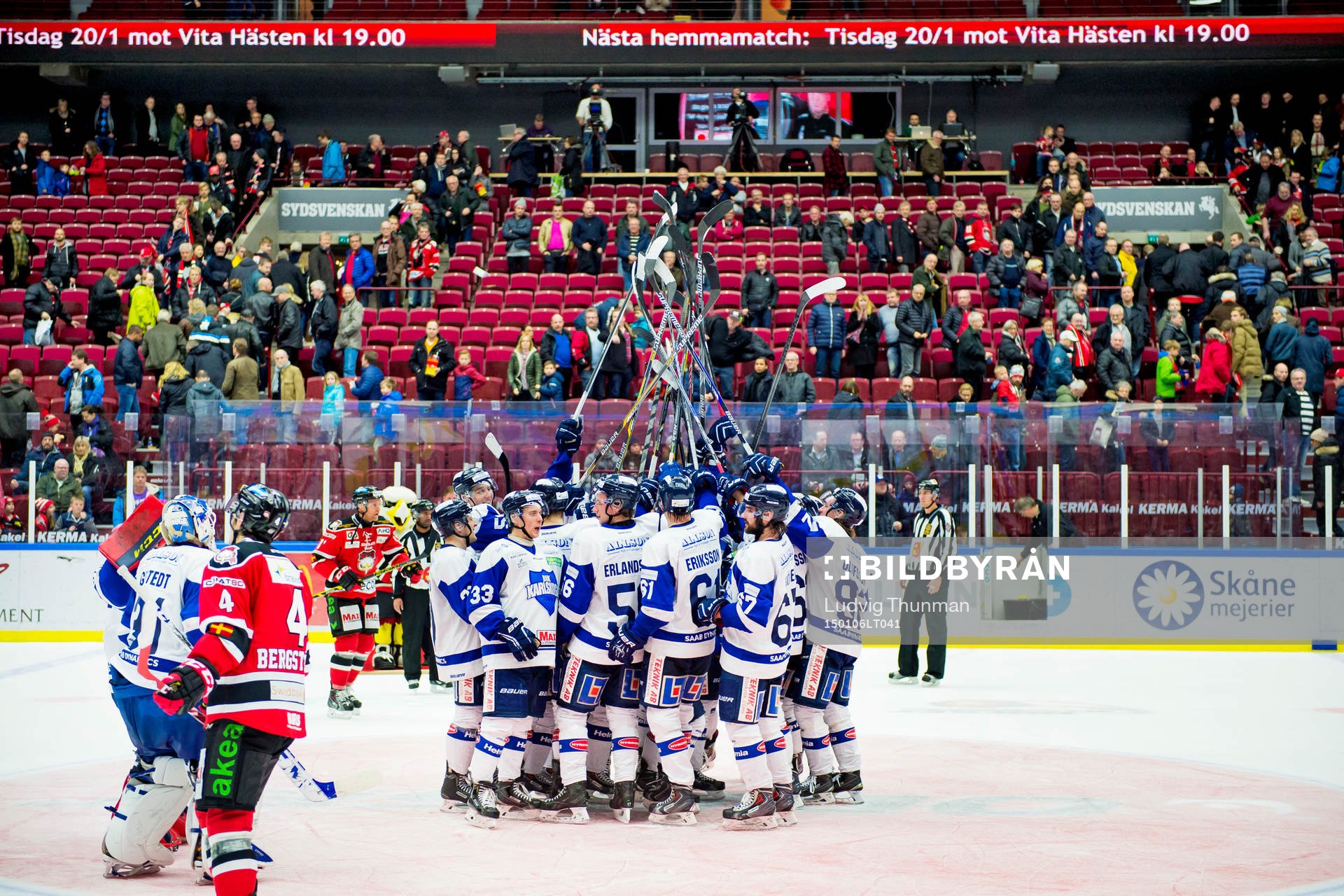 Karlskogas spelare firar segern i ishockeymatchen i
