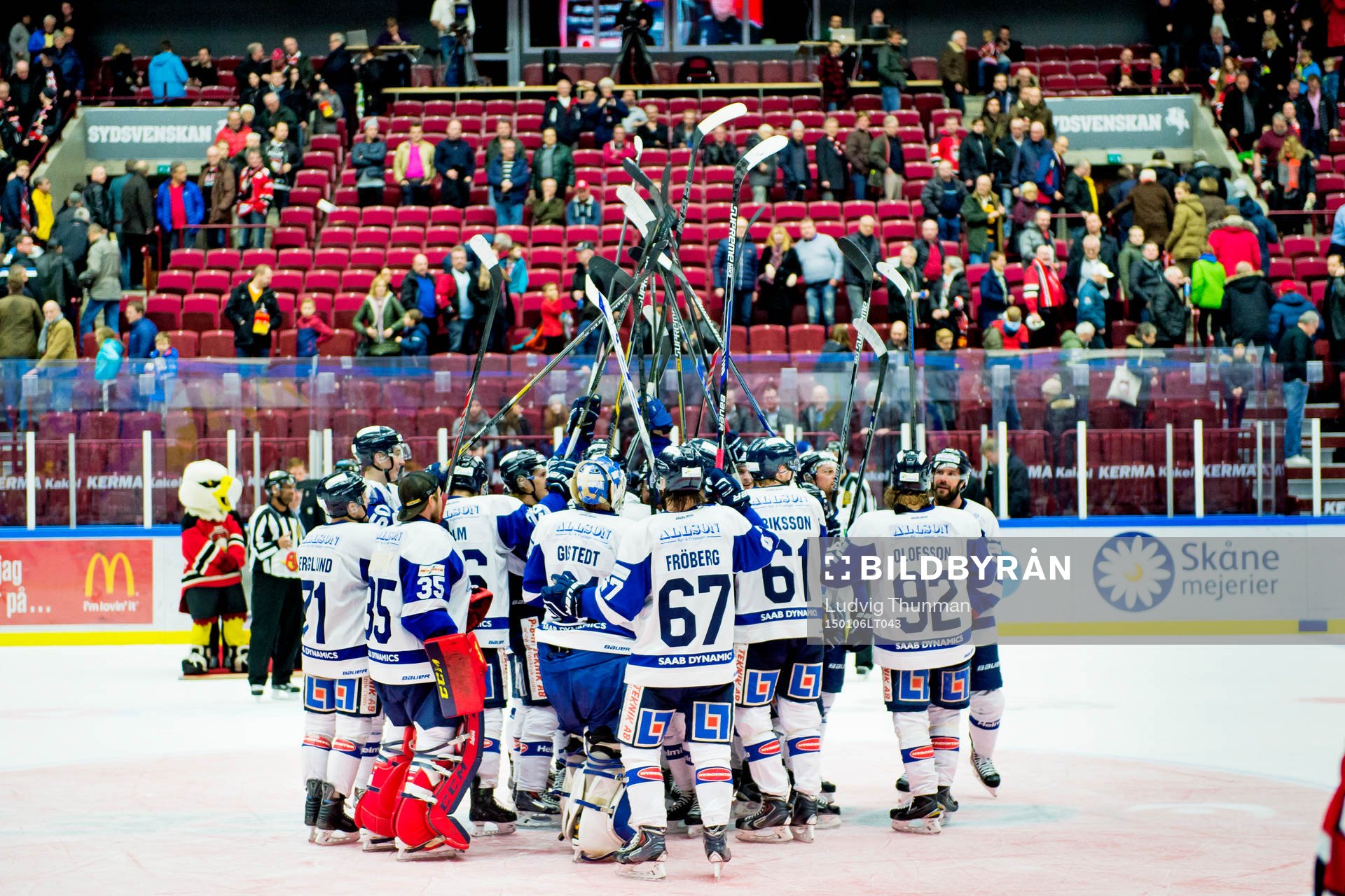 Karlskogas spelare firar segern i ishockeymatchen i