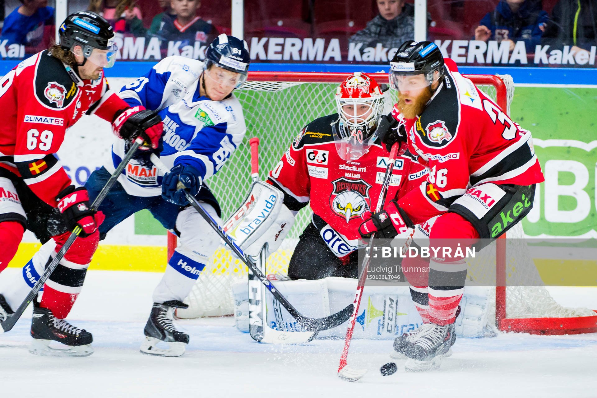 Malmö Redhawks David Liffiton rensar framför målvakt