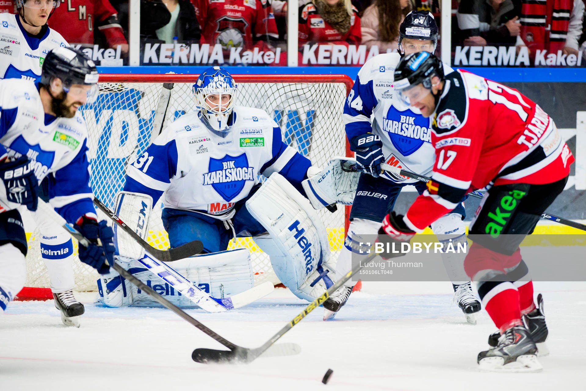 Malmö Redhawks Mathias Tjärnqvist letar skott framför