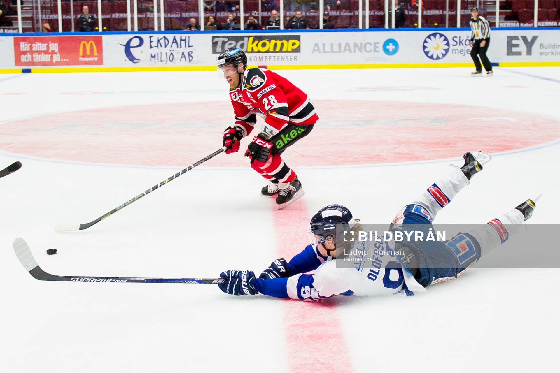 Malmö Redhawks Jens Olsson jagar puck framför liggande
