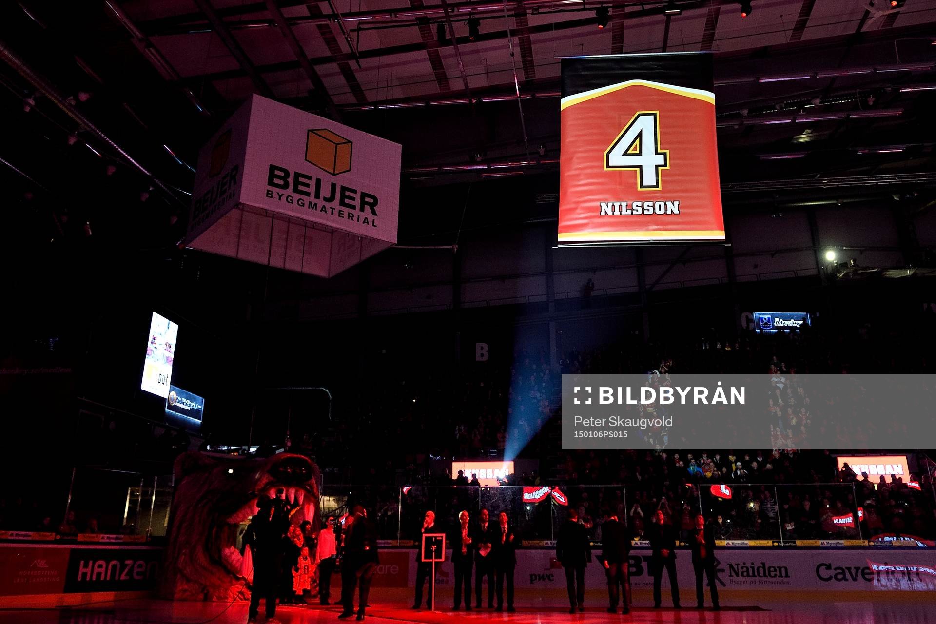 Stefans Nilssons tröjceremoni innan ishockeymatchen i SHL