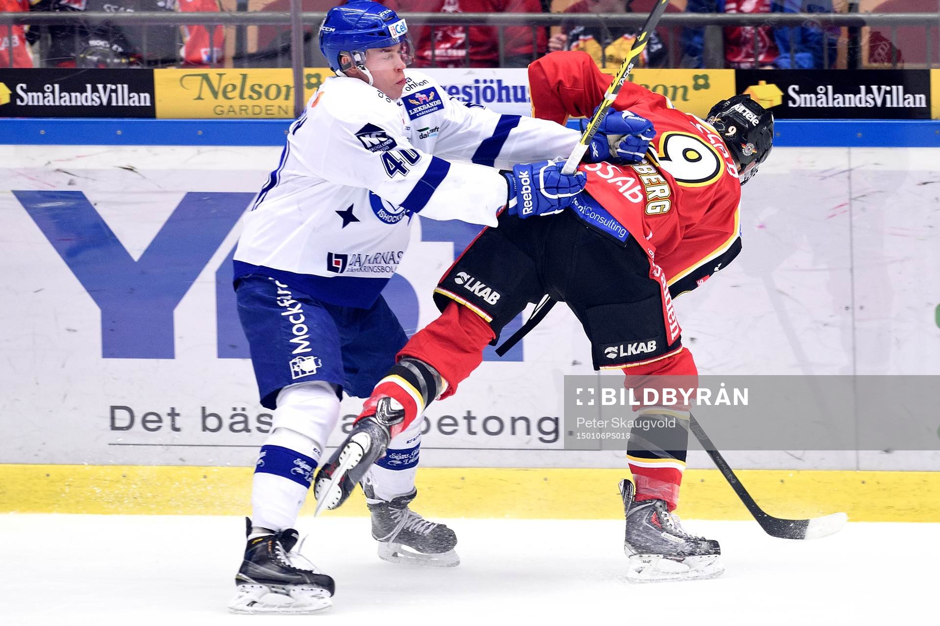 Leksands Tomi Sallinen tacklar Luleås Johan Forsberg