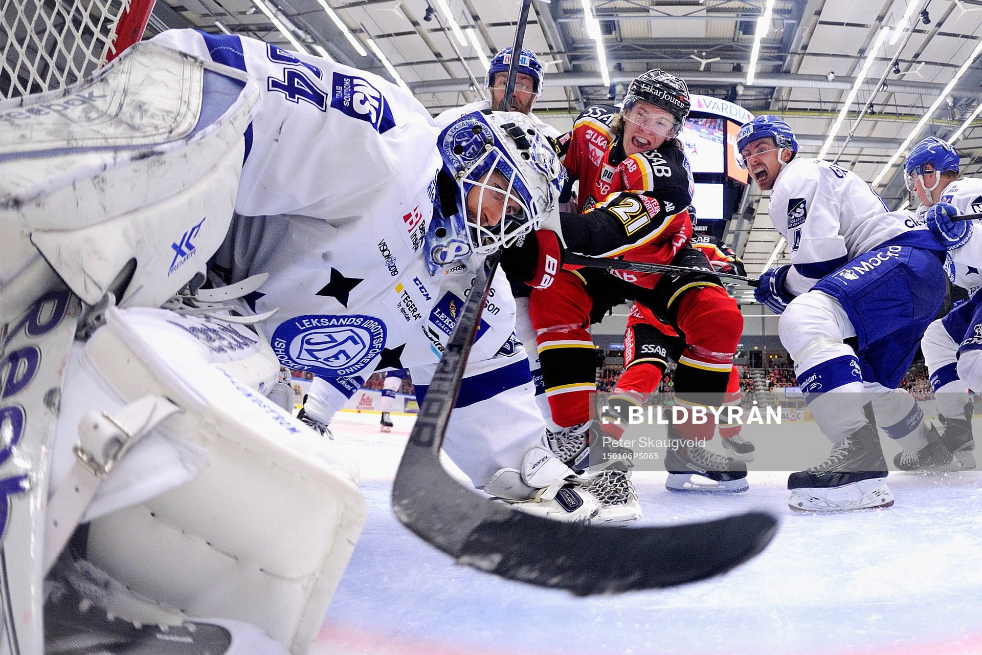 Luleås Emil Sylvegård försöker trycka in pucken bakom