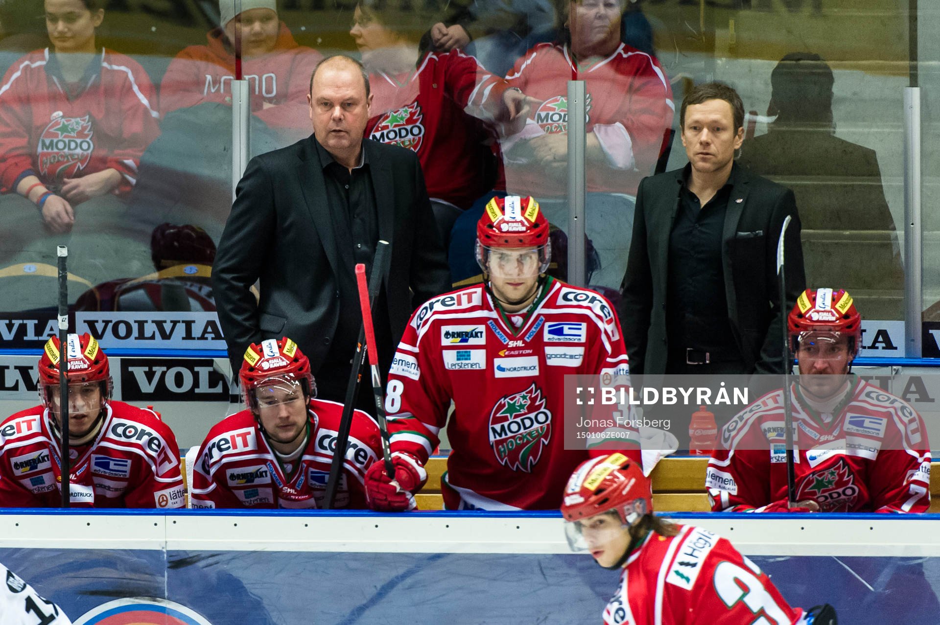 Modos tränare Per-Erik Johnsson och assisterande tränare