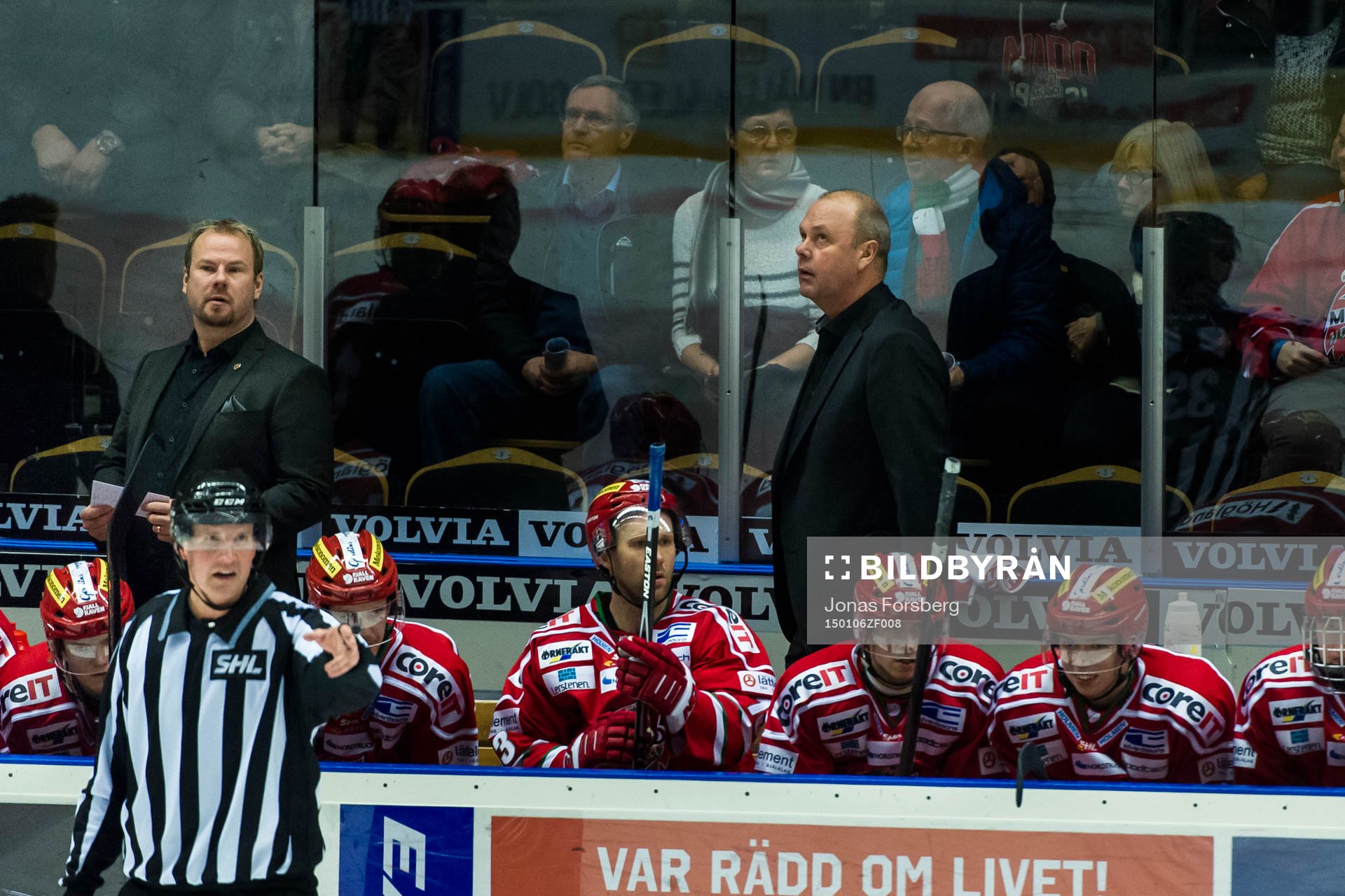 Modos tränare Per-Erik Johnsson och assisterande tränare