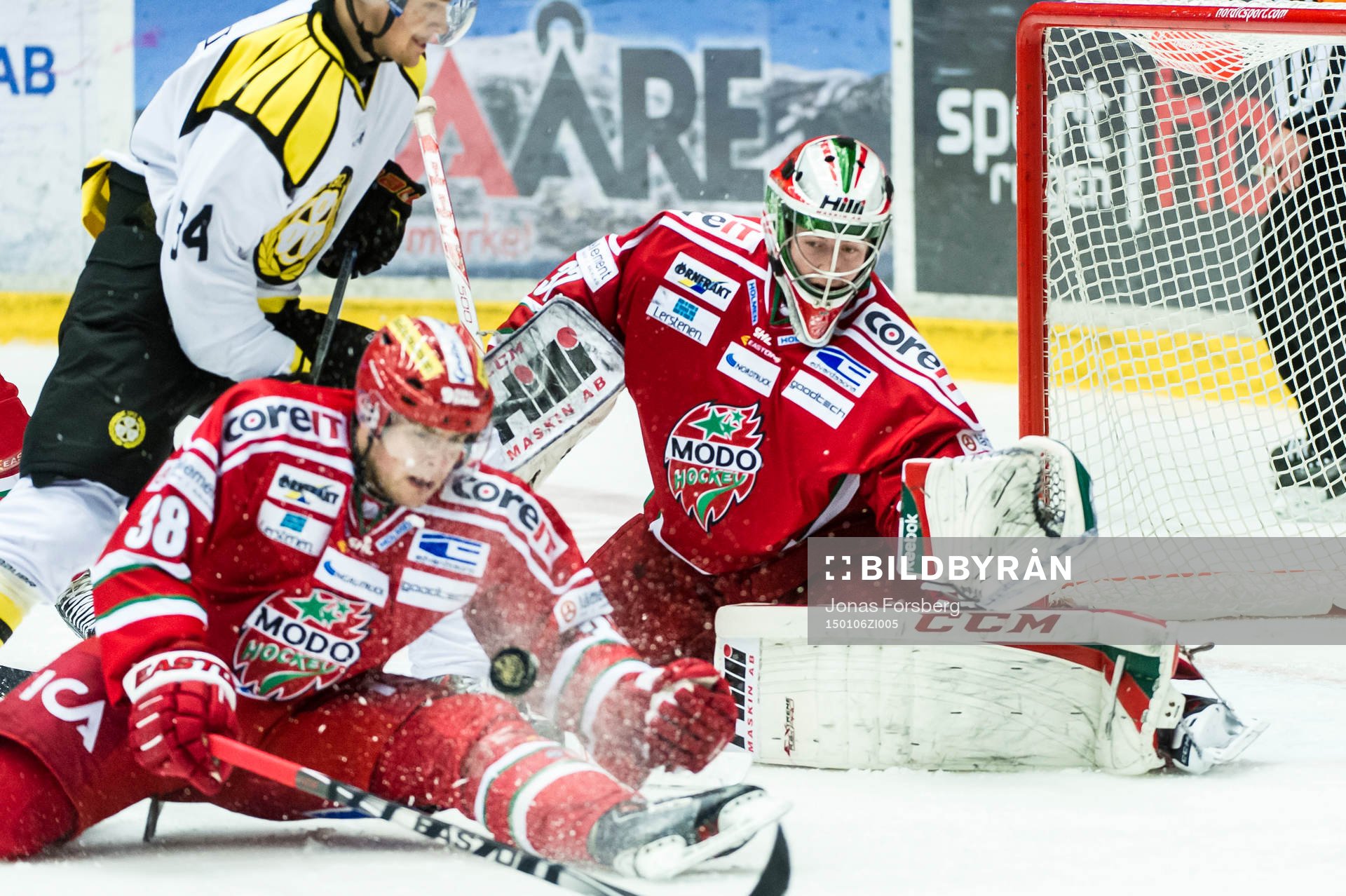 Modos målvakt Adam Reideborn och Nichlas Torp kämpar
