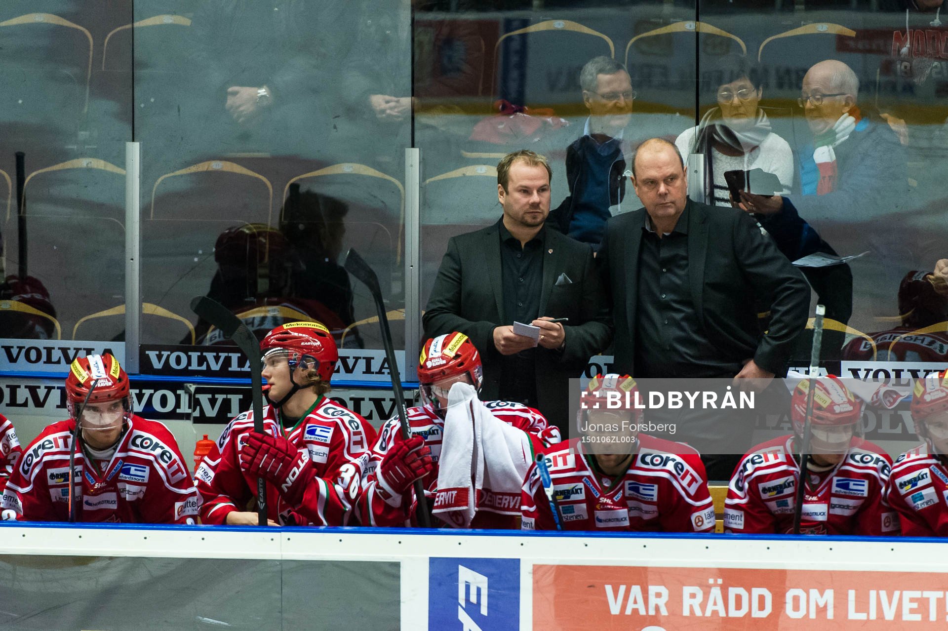 Modos tränare Per-Erik Johnsson och assisterande tränare
