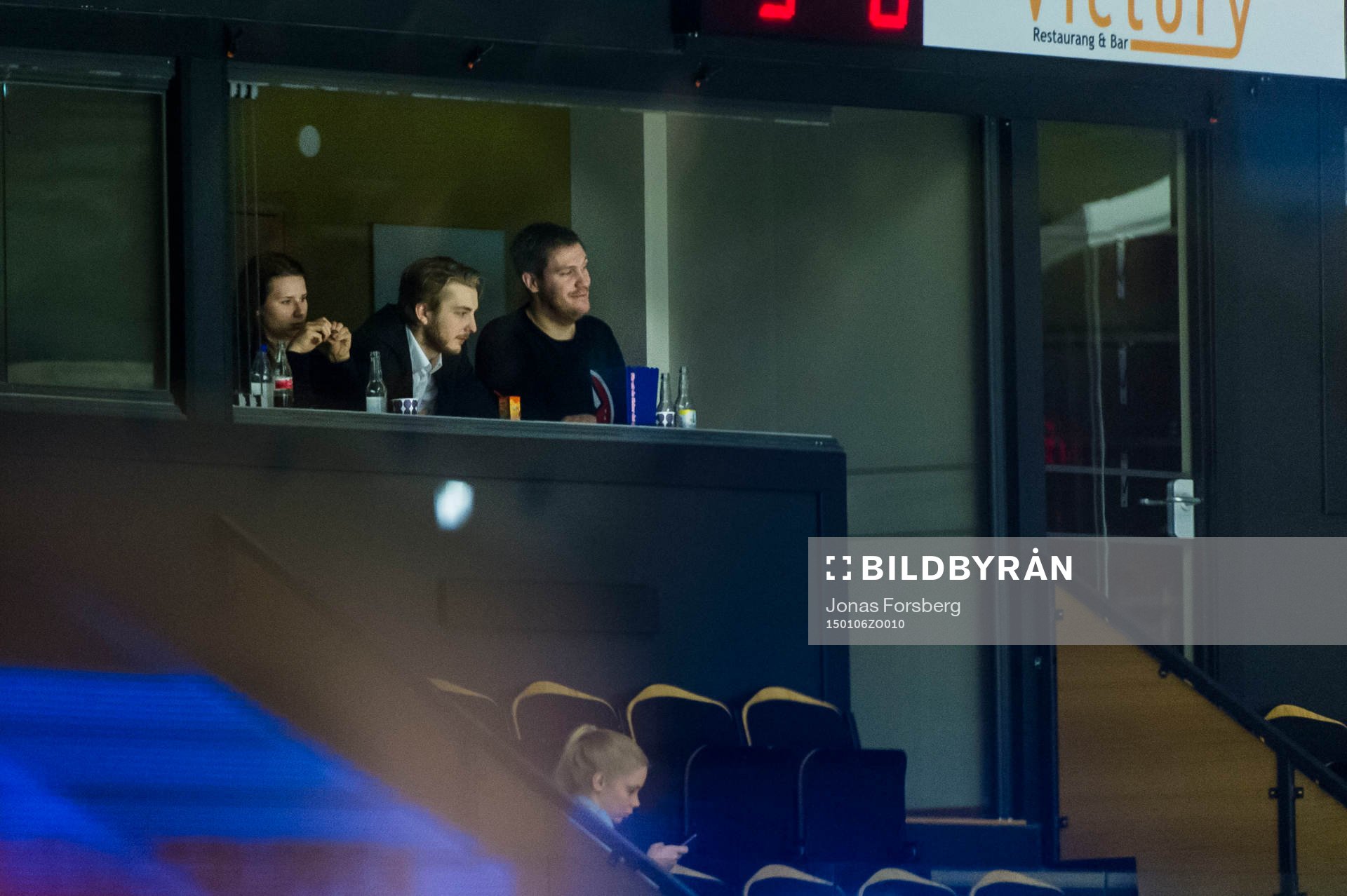 Modos målvakt Linus Ullmark sitter på läktaren i kväll