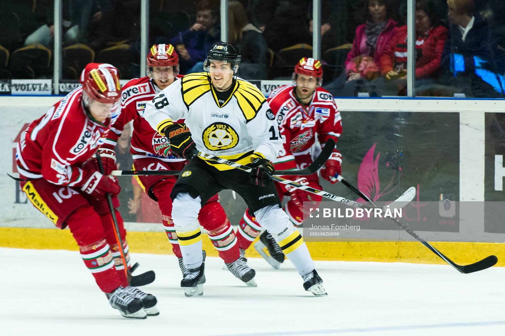 Brynäs Anton Rödin kämpar emot Modos Albin Carlson,