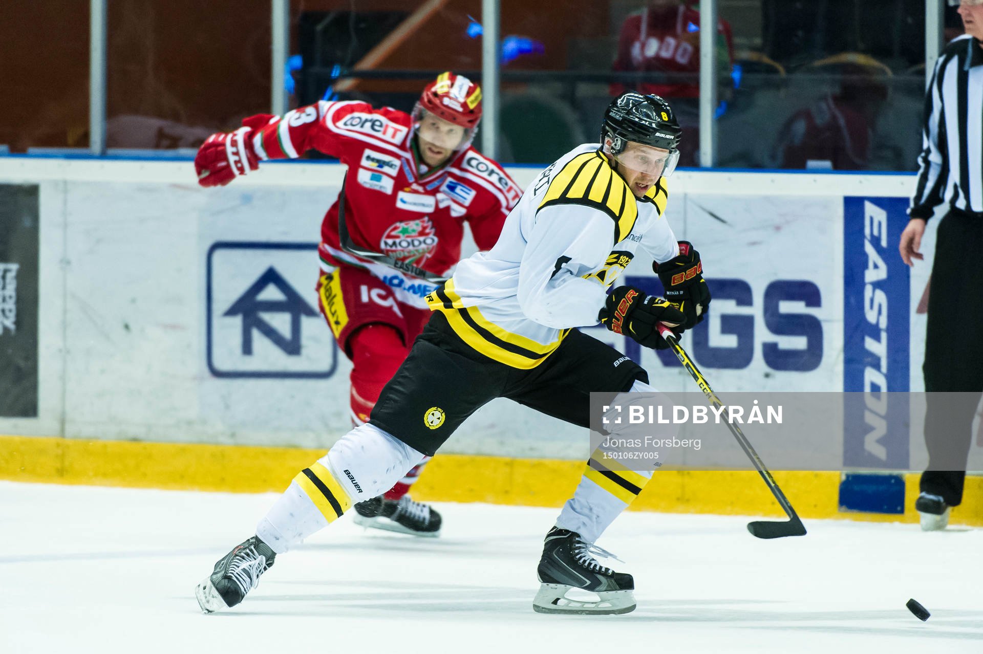 Brynäs Jesse Niinimäki åker ifrån Modos Joonas
