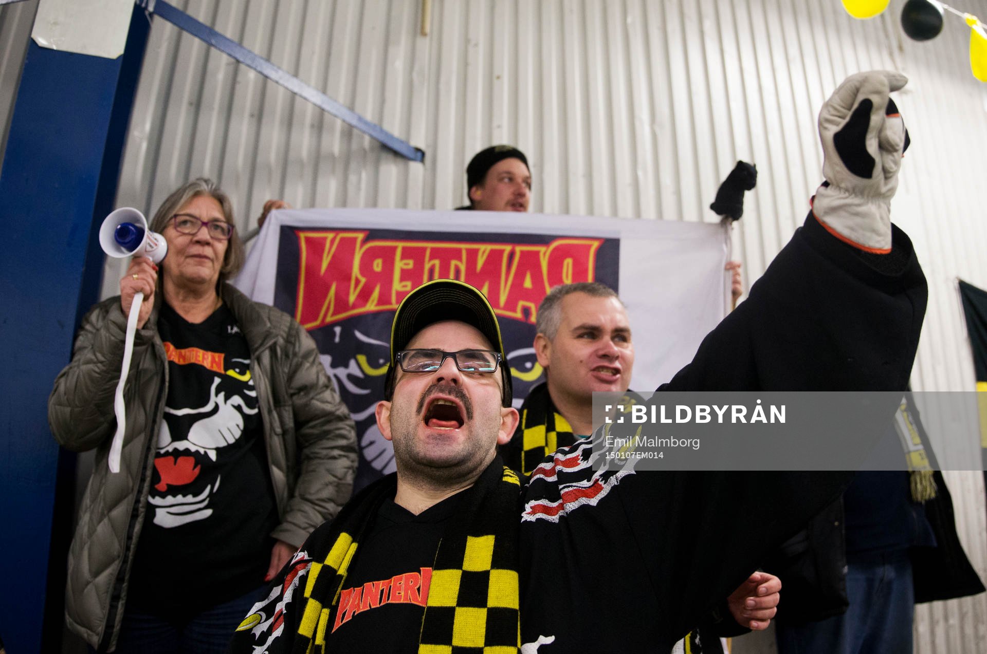 Panterns supportrar med Mikael Kelada i täten