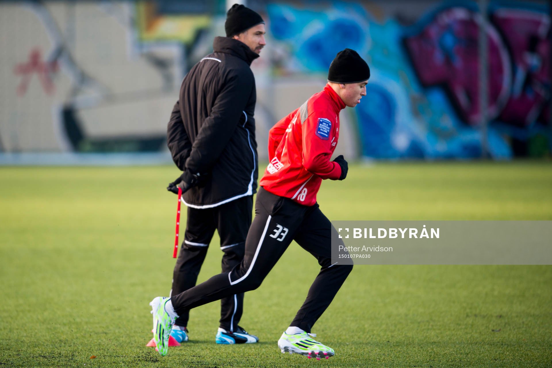 Helsingborgs Jordan Larsson rundar sin pappa och numera även tränare Henrik Larsson under en fotbollsträning med Helsingborg den 7 januari 2015 i Helsingborg.