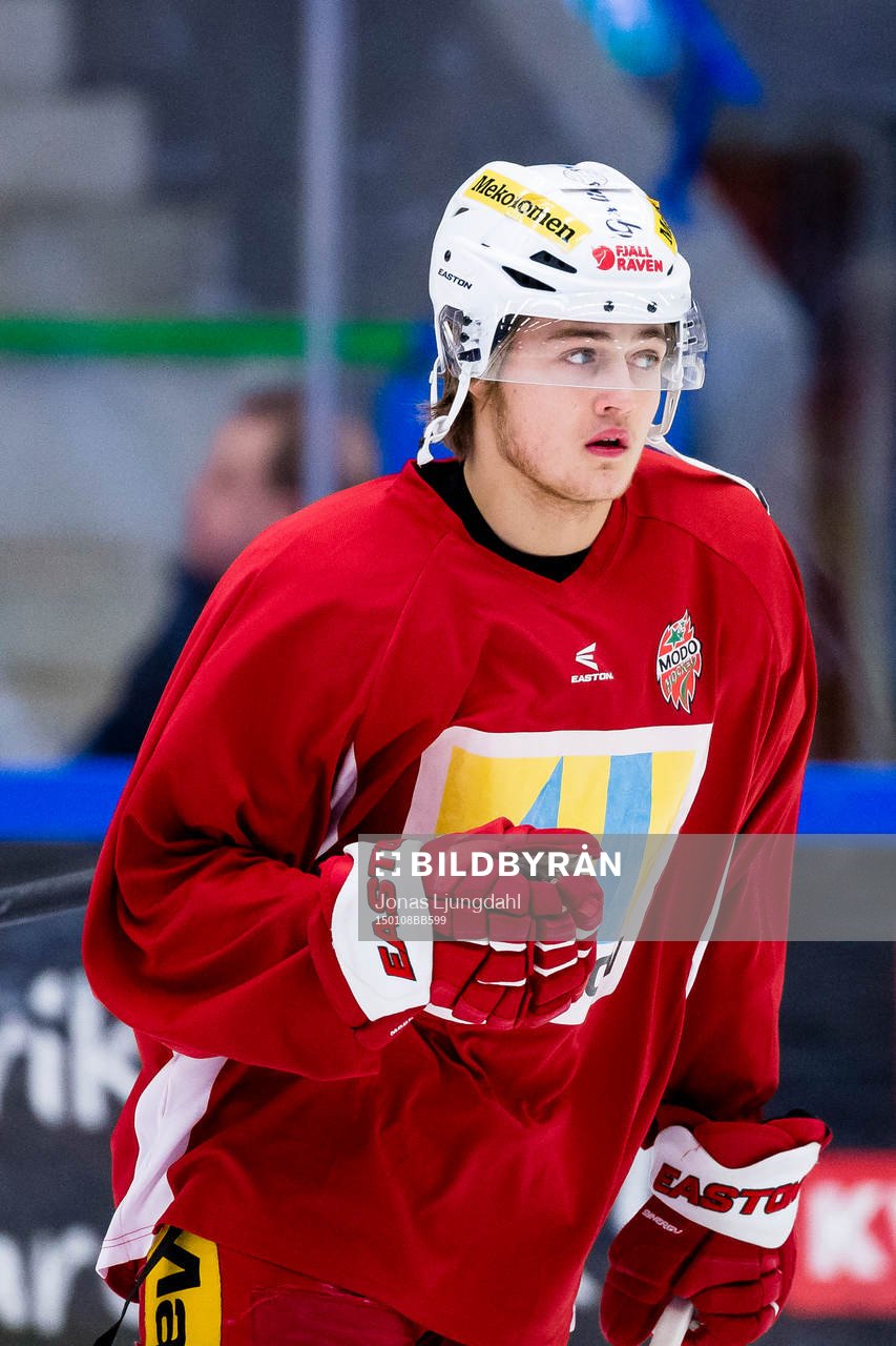 Modos William Nylander värmer upp
