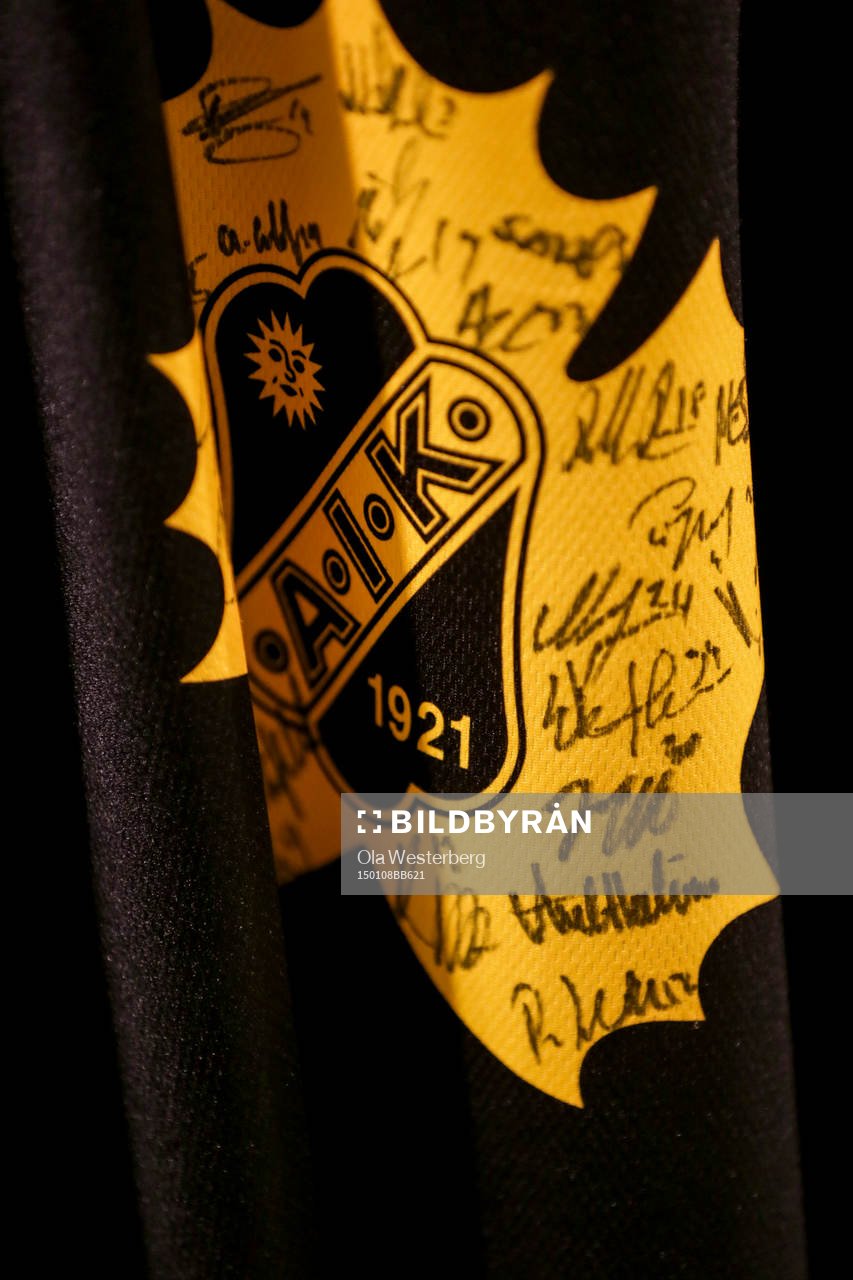 Skellefteås klubbmärke på en tröjja med allas autografer