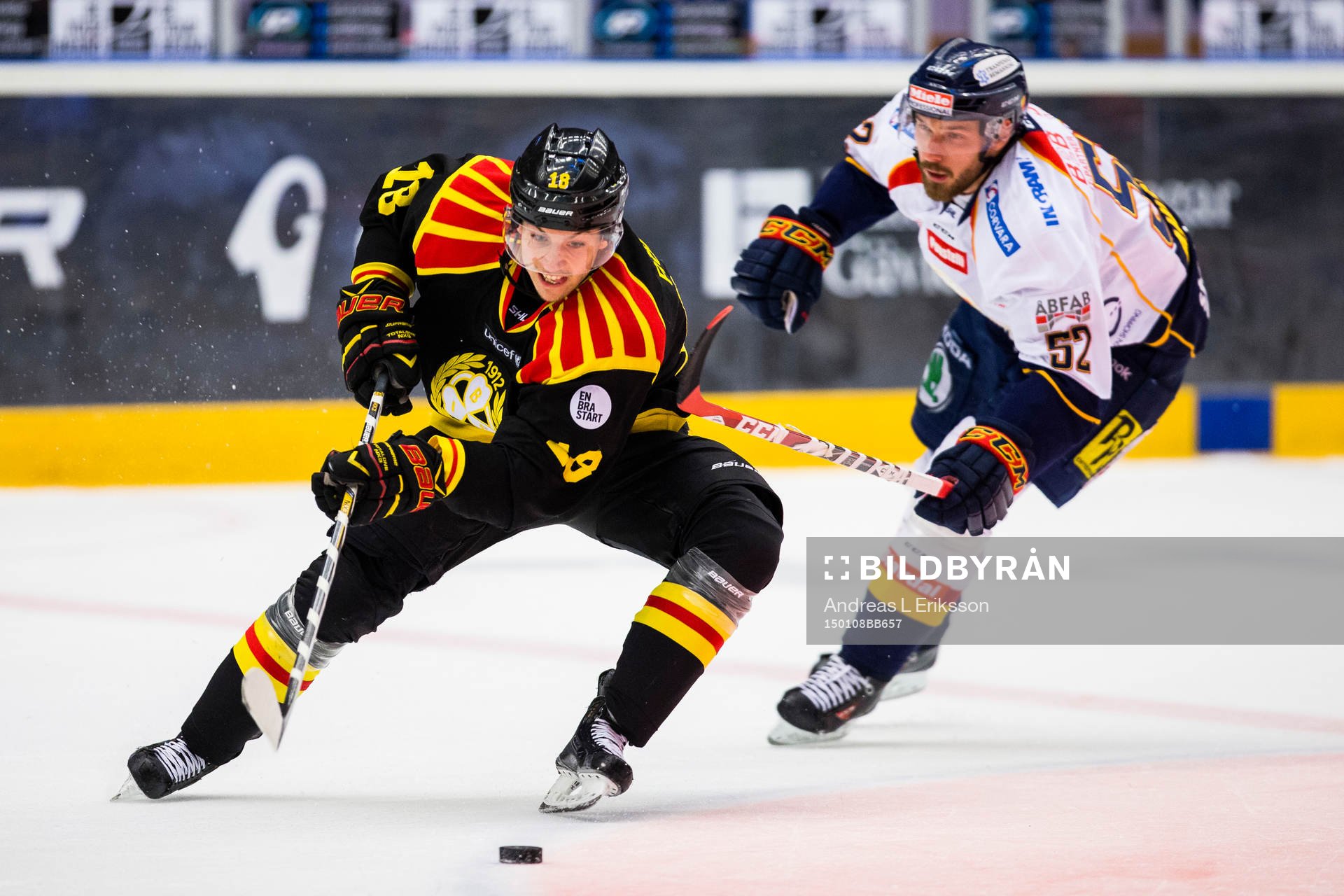 Brynäs Anton Rödin håller undan för Djurgårdens Mikael