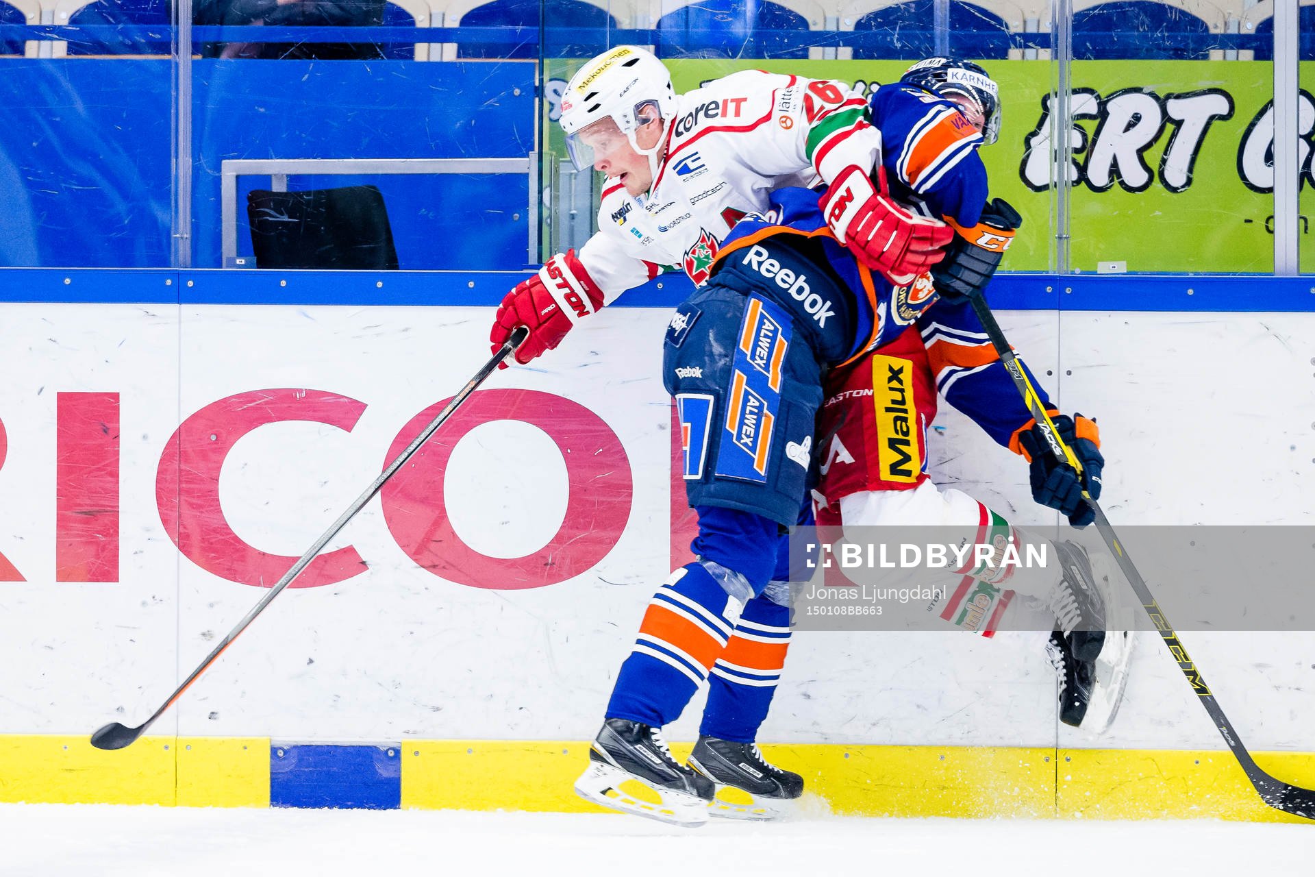 Växjös Sebastian Erixon tacklar Modos Samuel Påhlsson