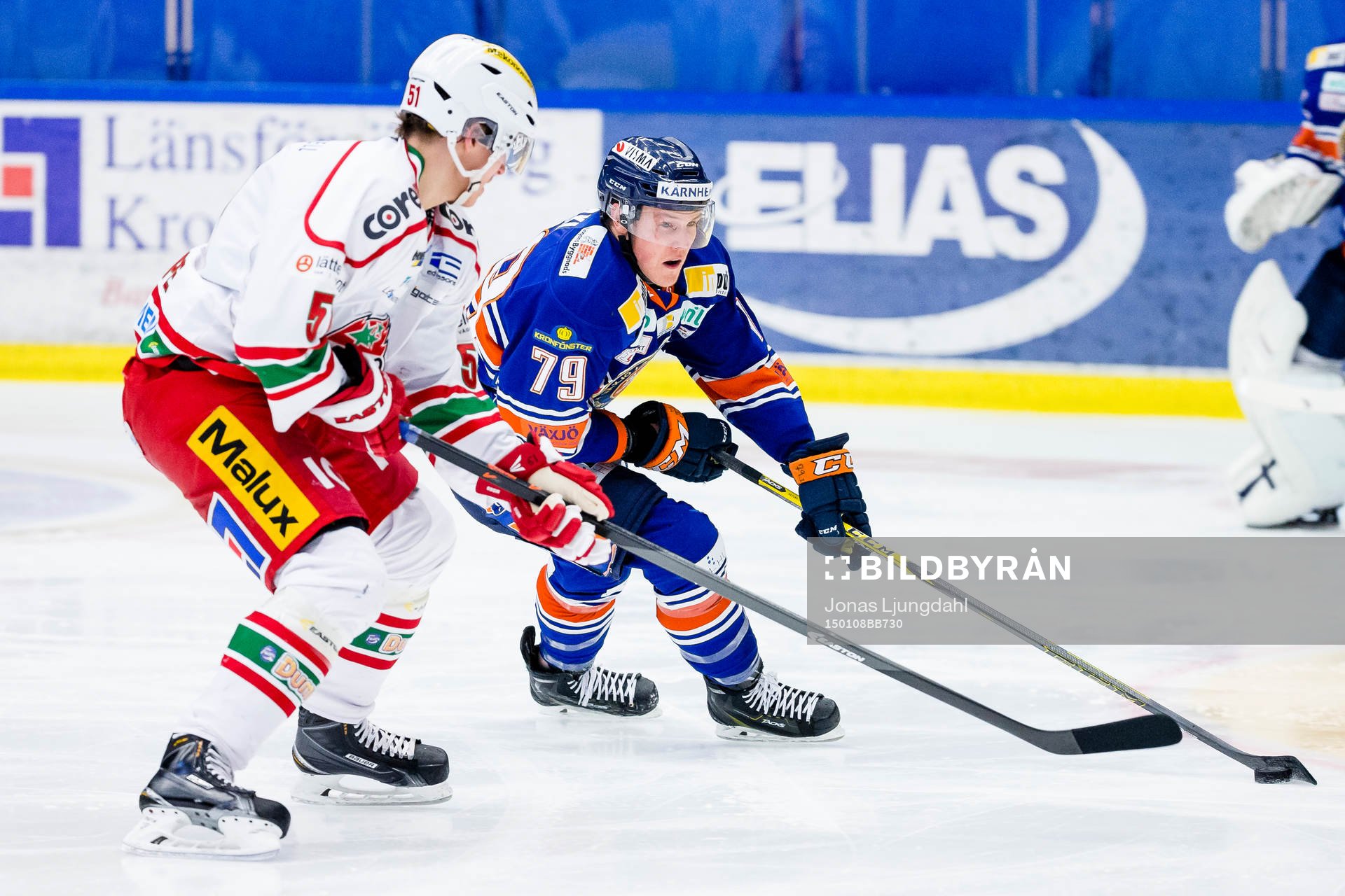 Växjös Patrik Lundh jagas av Modos Jonas Ahnelöv