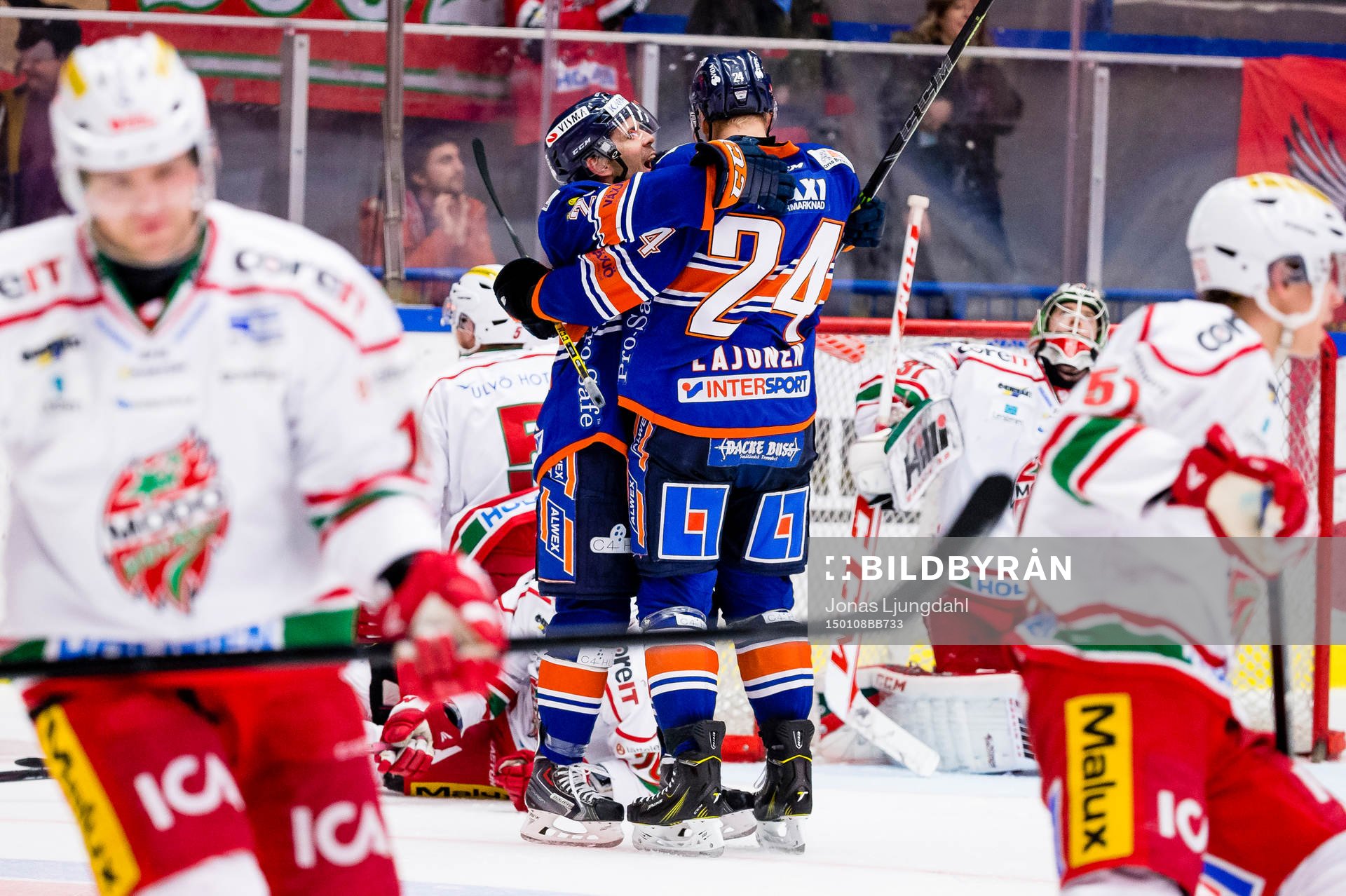 Växjös Cory Murphy firar Växjös Jani Lajunen