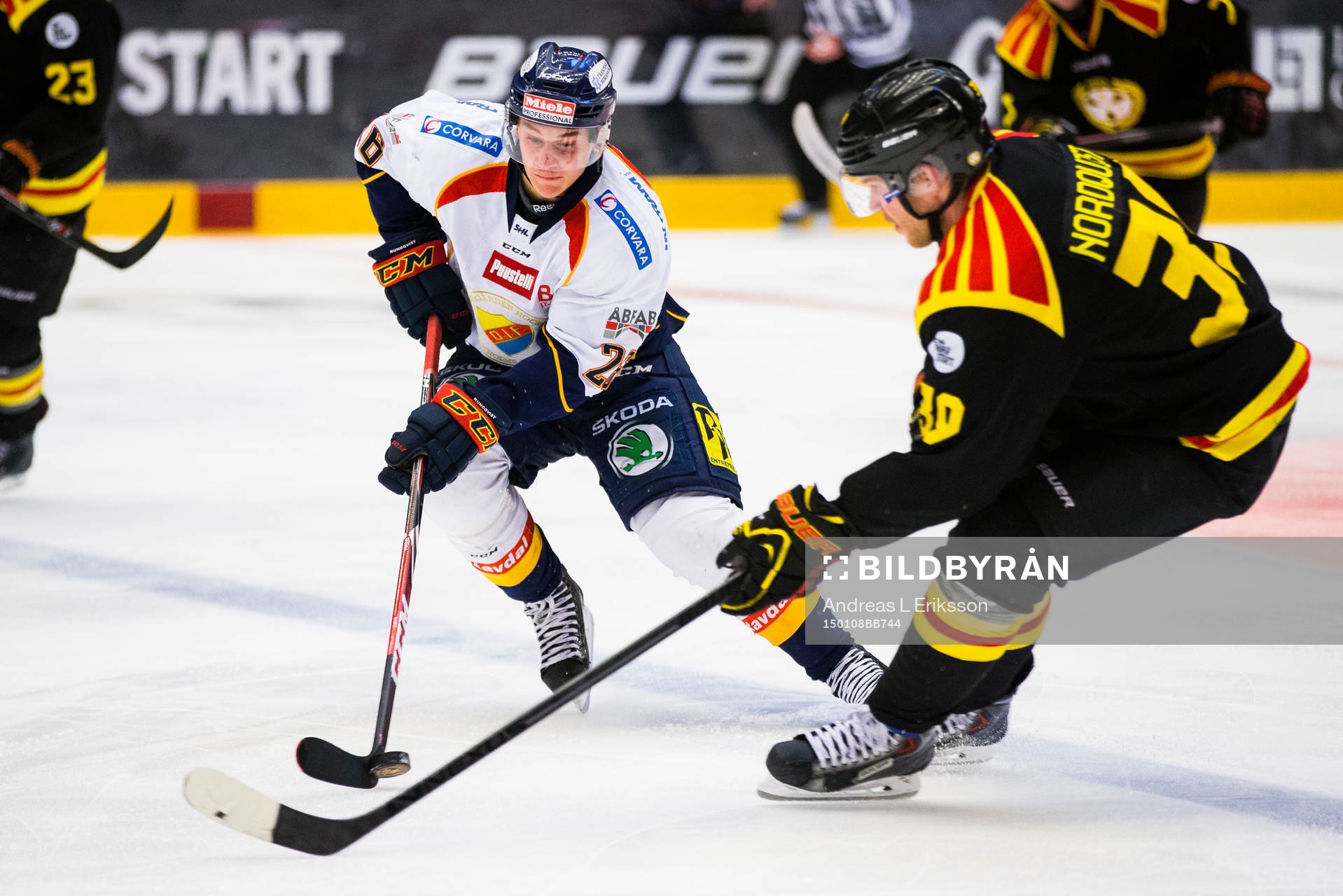 Djurgårdens David Rundqvist i kamp om pucken med Brynäs