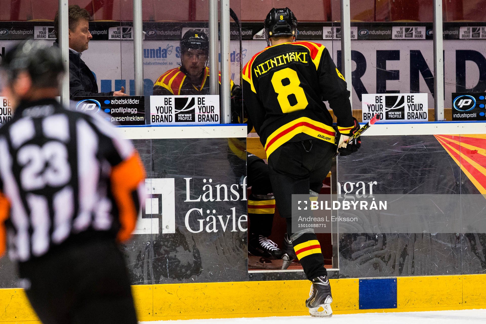 Brynäs Jesse Niinimäki kliver av isen och in i