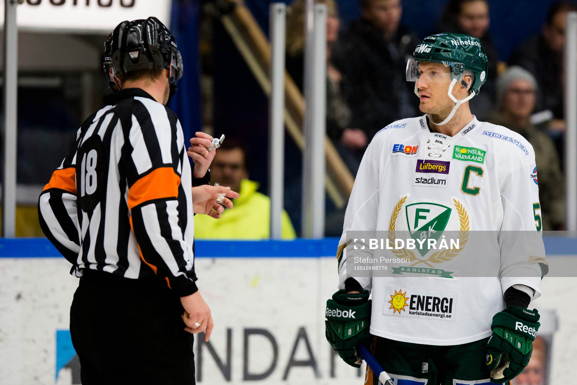 Domare Mikael Nord i samtal med Färjestads Ole-Kristian
