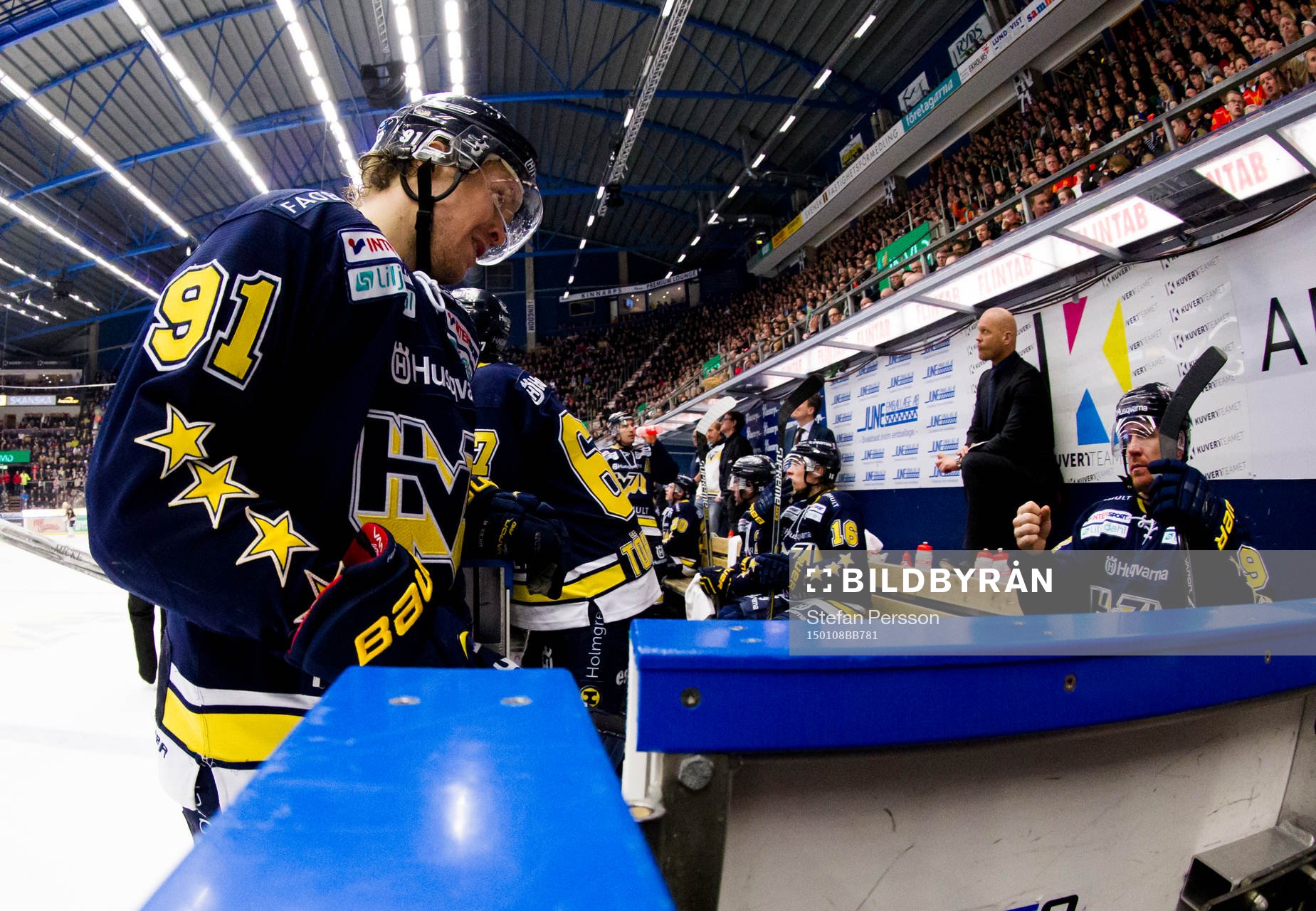 s Andreas Jämtin ser deppig ut när han lämnar isen