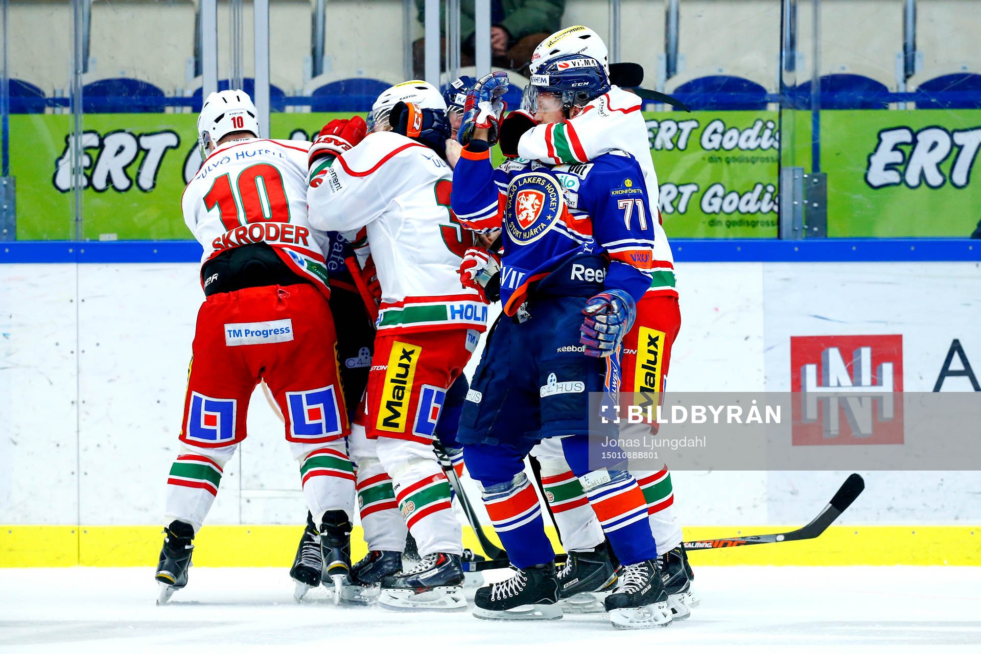 Gruff mellan Växjös Tomi Kallio och Modos Adrian Kempe