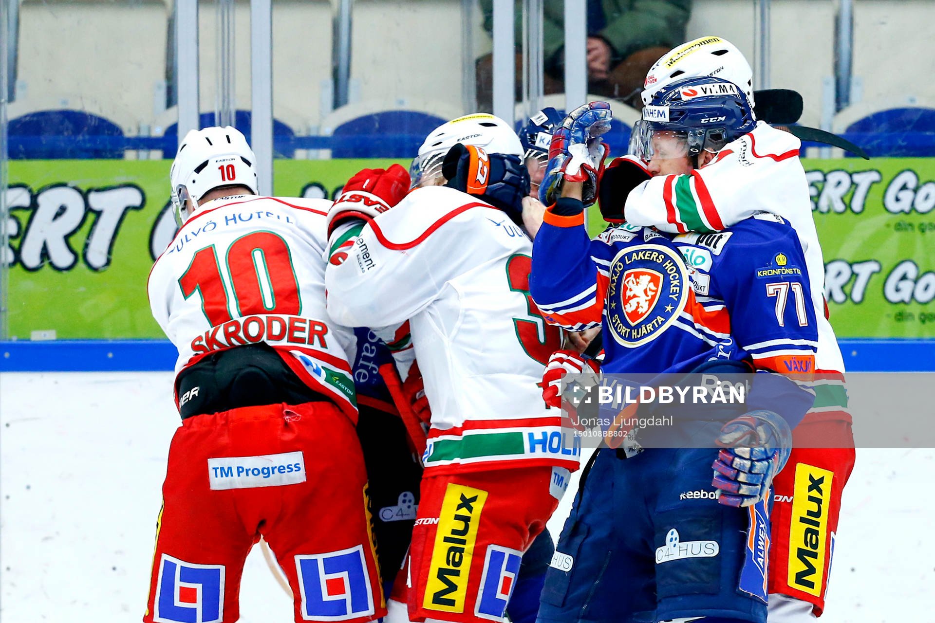 Gruff mellan Växjös Tomi Kallio och Modos Adrian Kempe