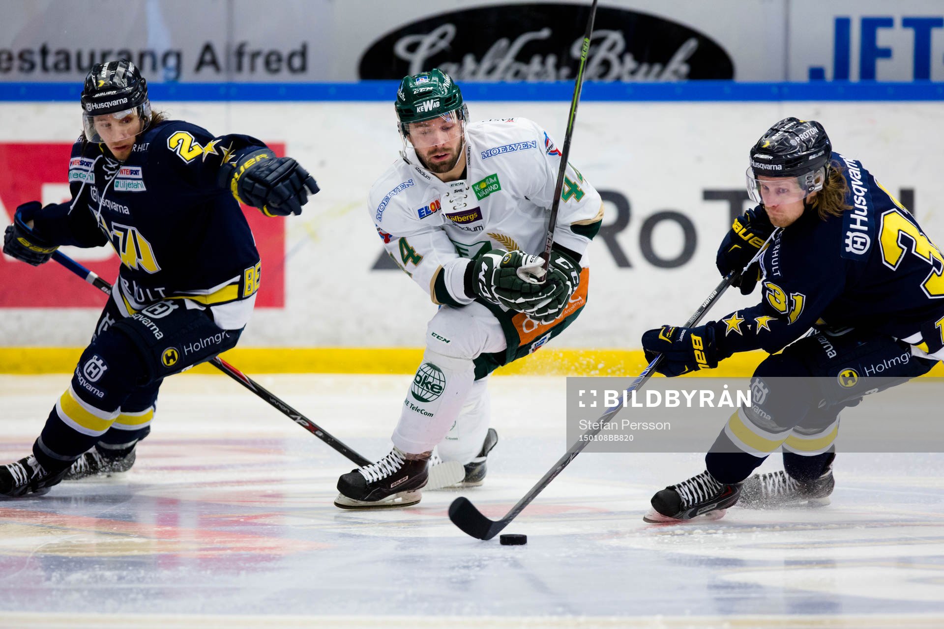 s Kristofer Berglund och HV71:s Mattias Tedenby (h)