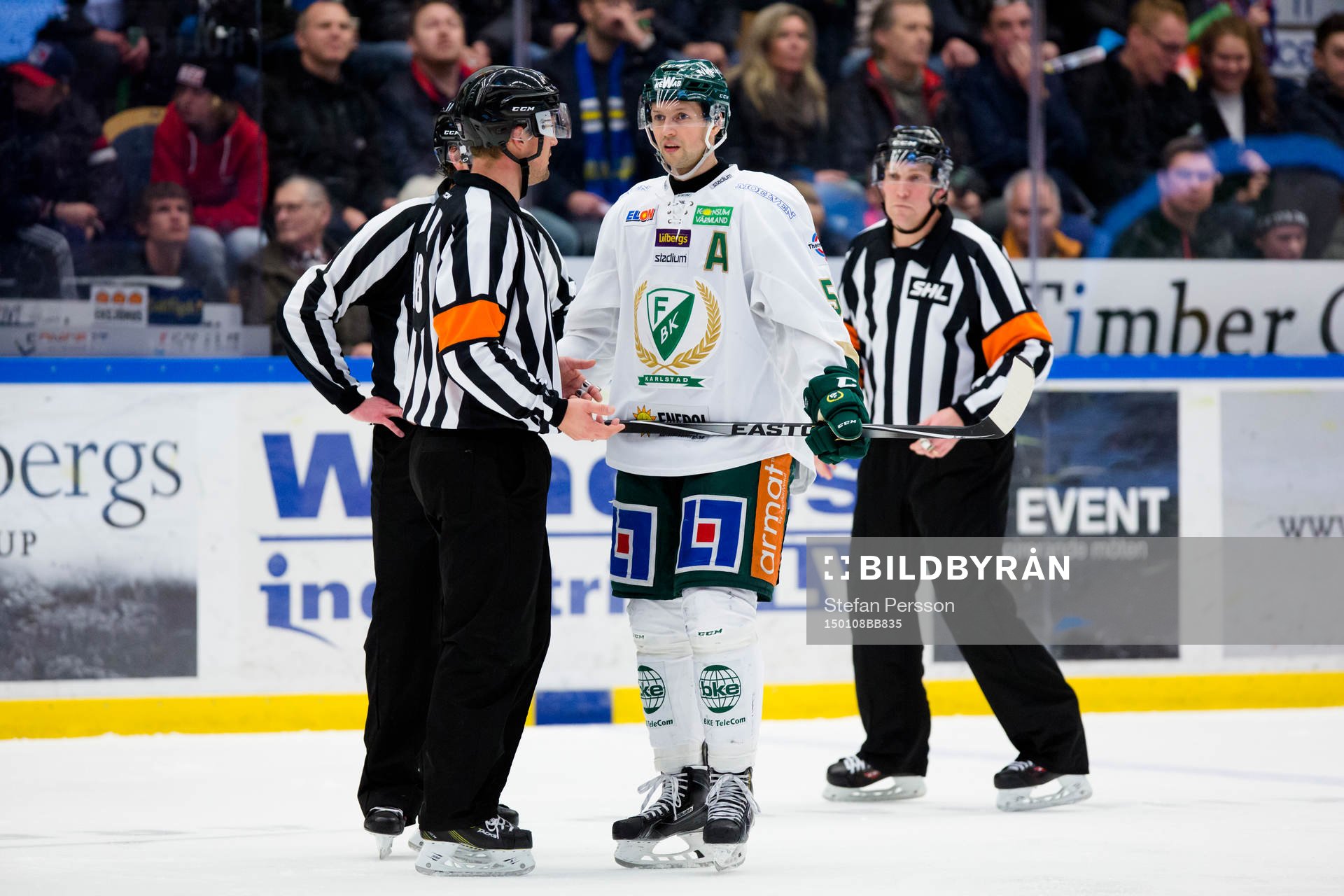Färjestads Rickard Wallin pratar med domarna