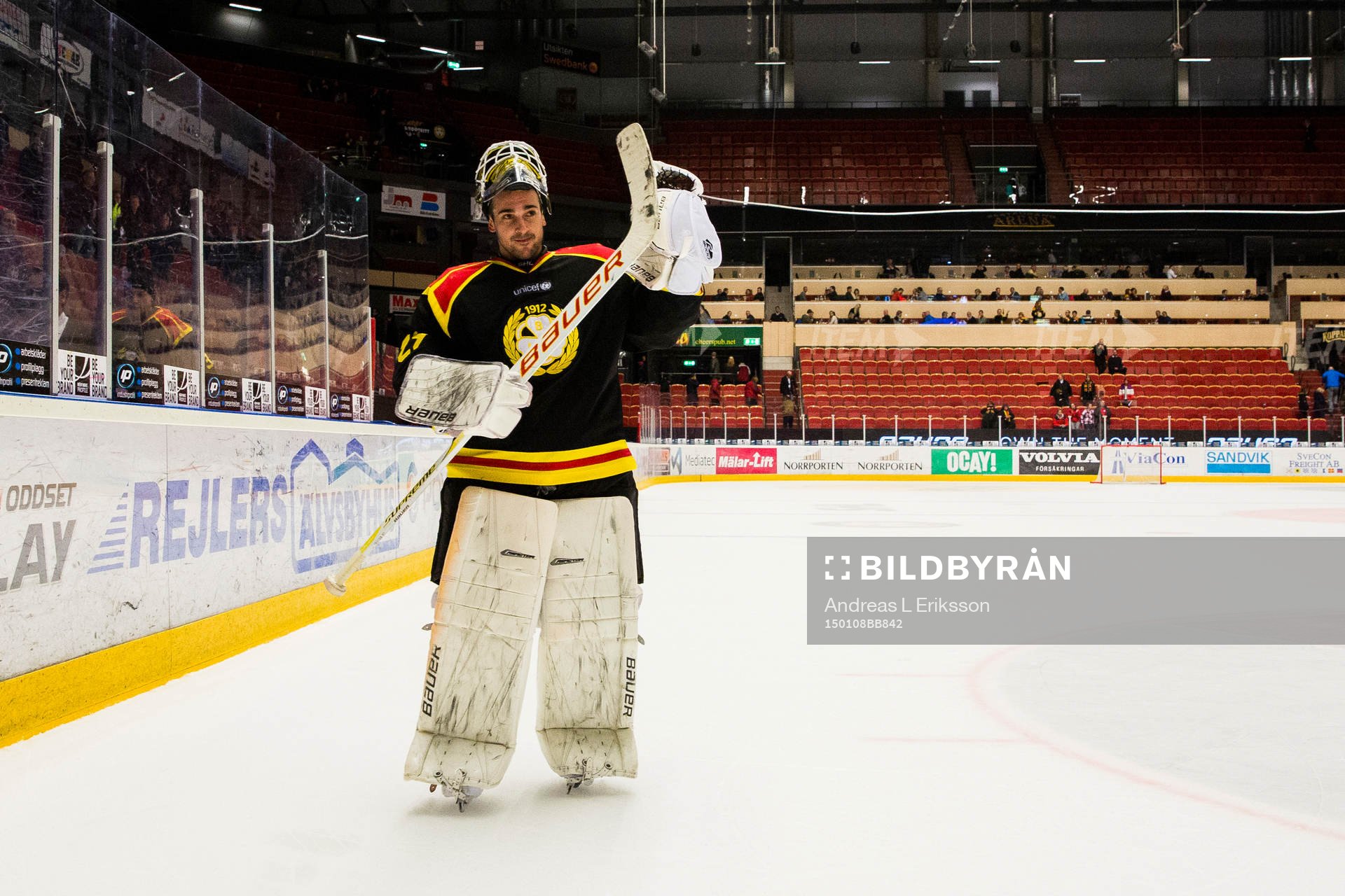 Brynäs målvakt Bernhard Starkbaum tackar publiken