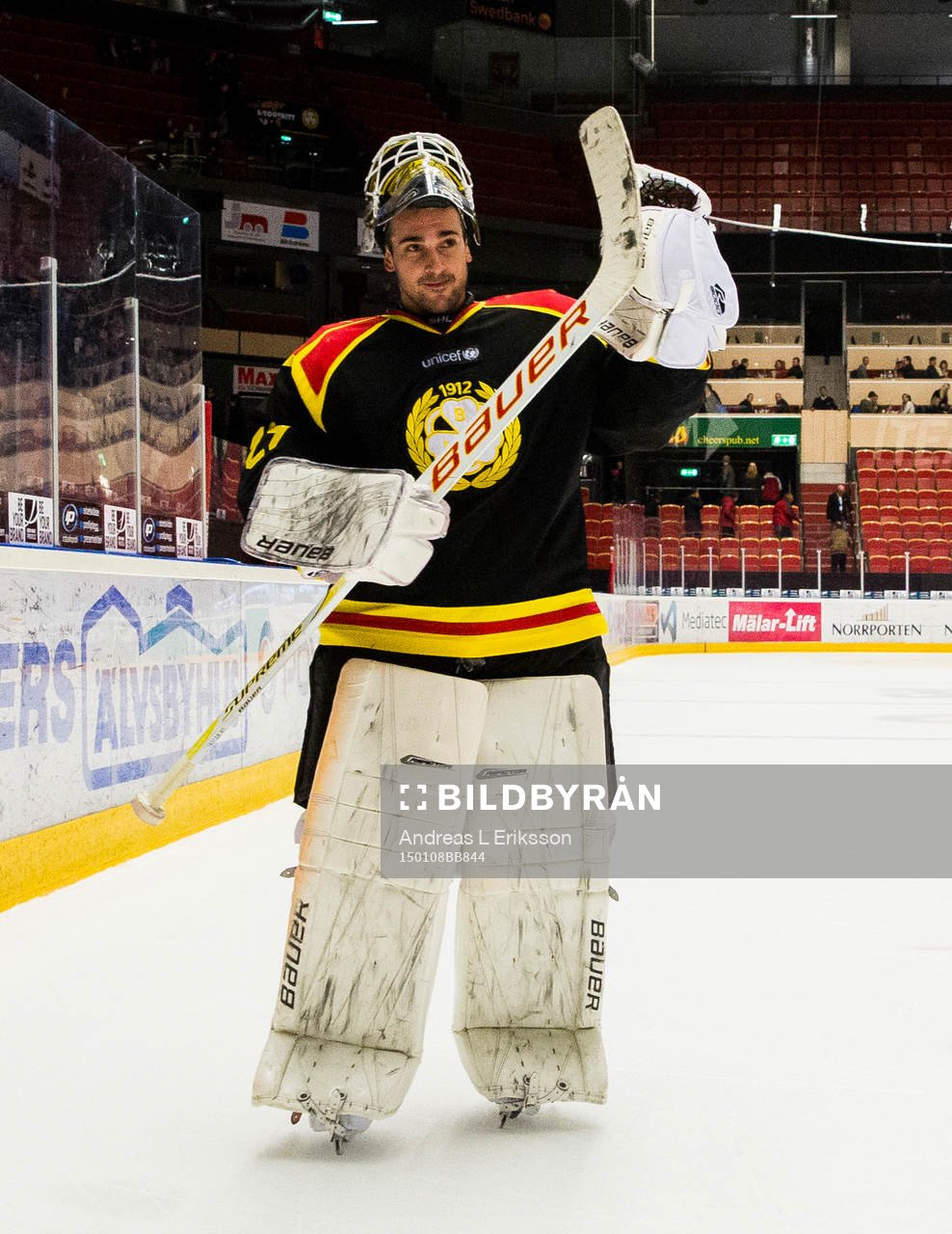 Brynäs målvakt Bernhard Starkbaum tackar publiken