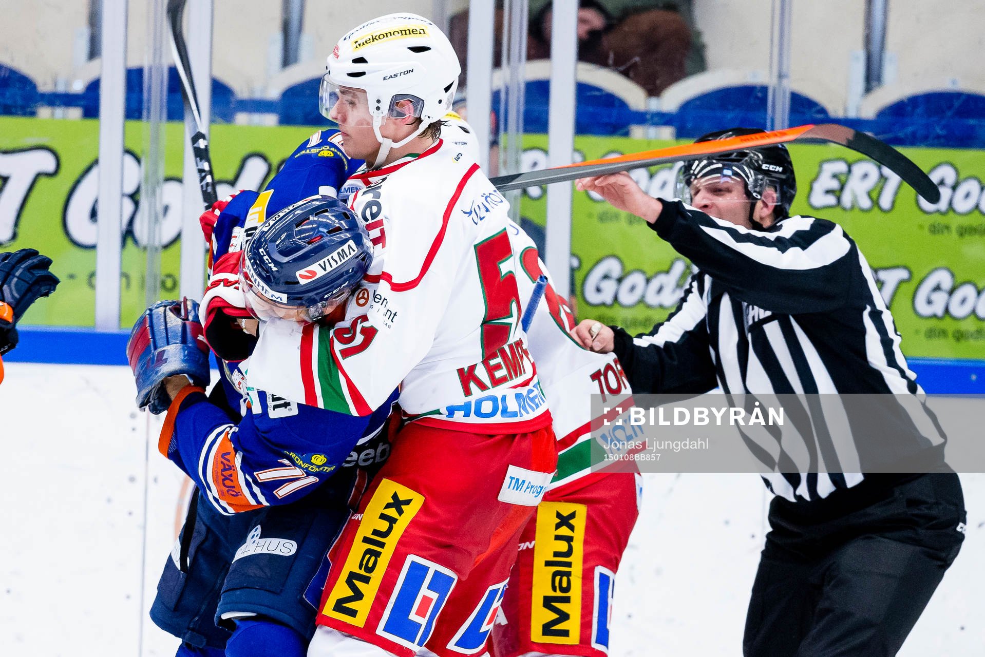 Gruff mellan Växjös Tomi Kallio och Modos Adrian Kempe