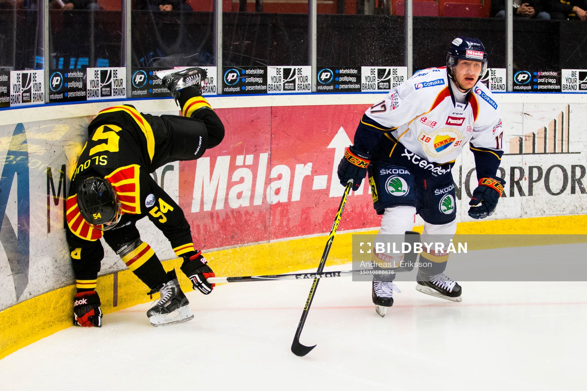 Brynäs Tomas Slovak åker in i sargen