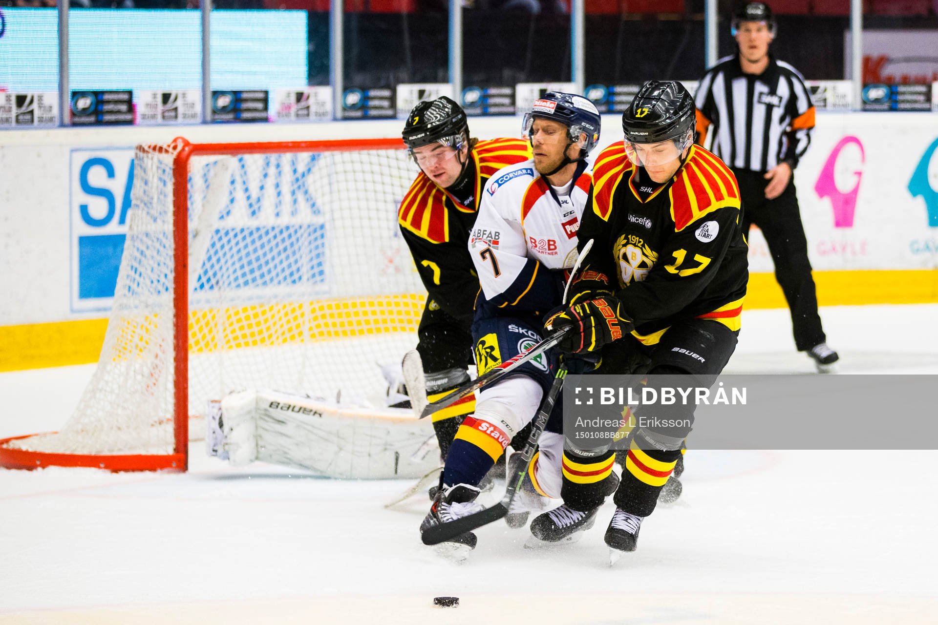 Djurgårdens Sebastian Lauritzen stoppas av Brynäs Ponthus