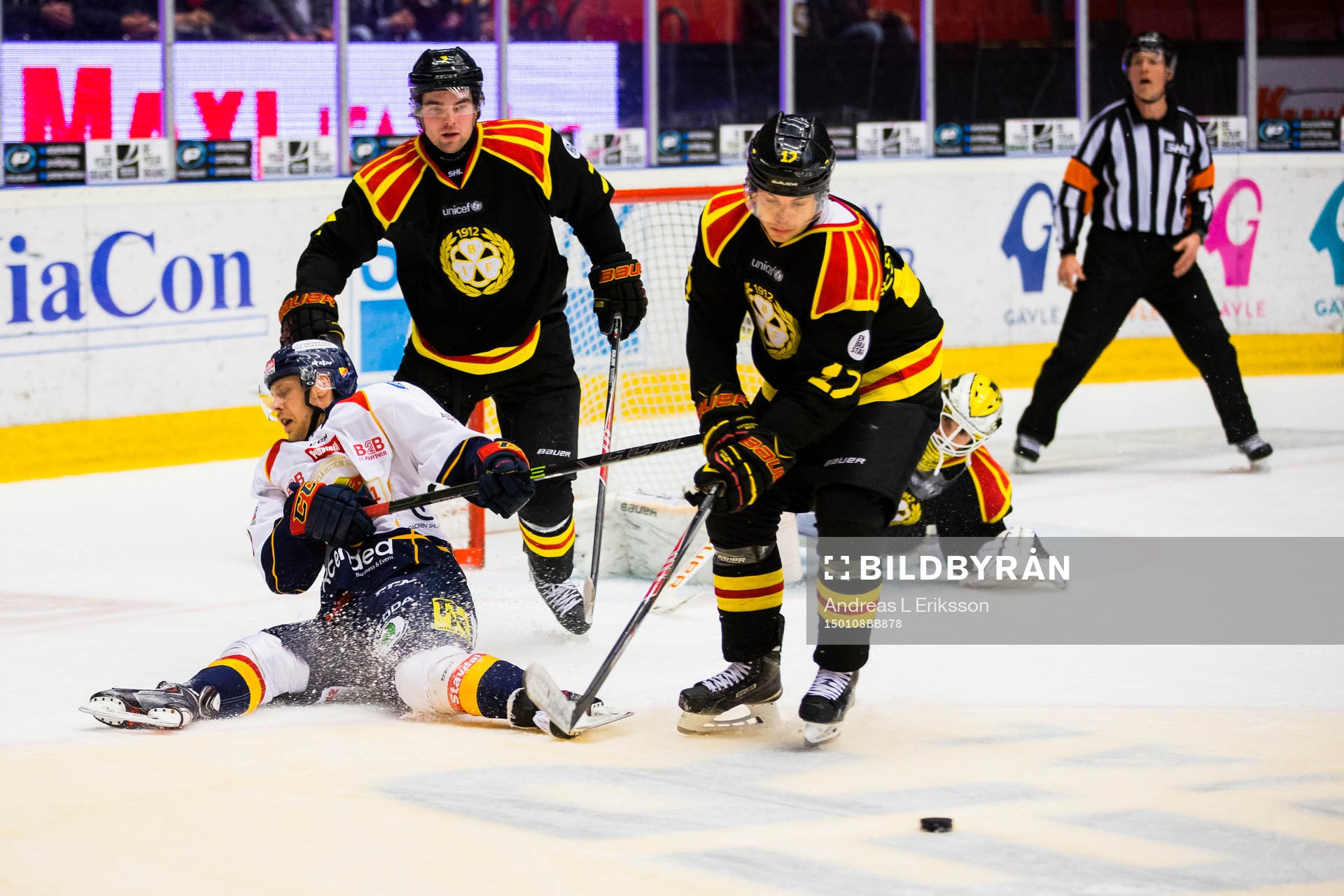 Djurgårdens Sebastian Lauritzen stoppas av Brynäs Ponthus
