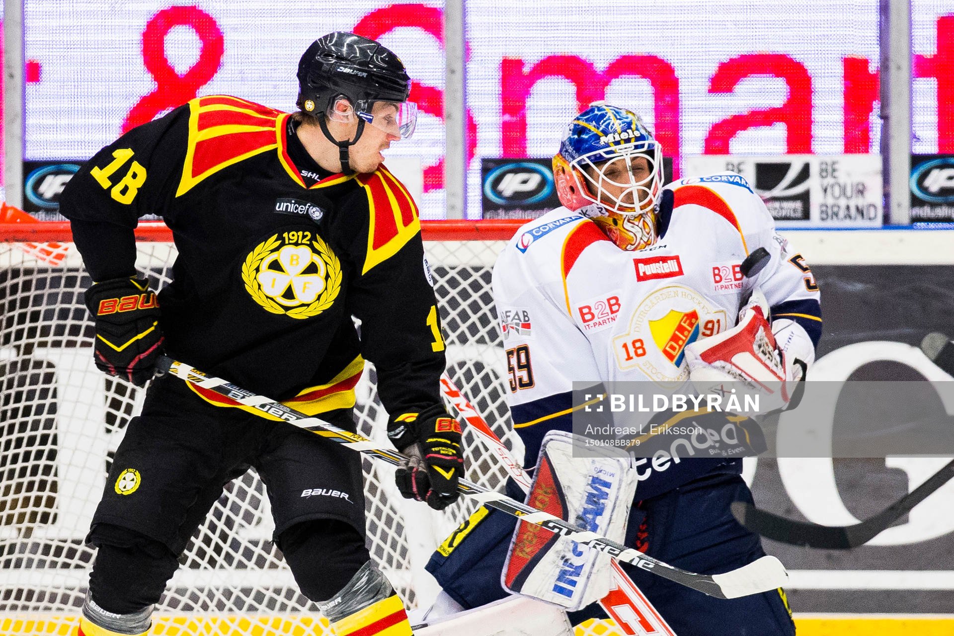 Brynäs Anton Rödin ser på när Djurgårdens målvakt