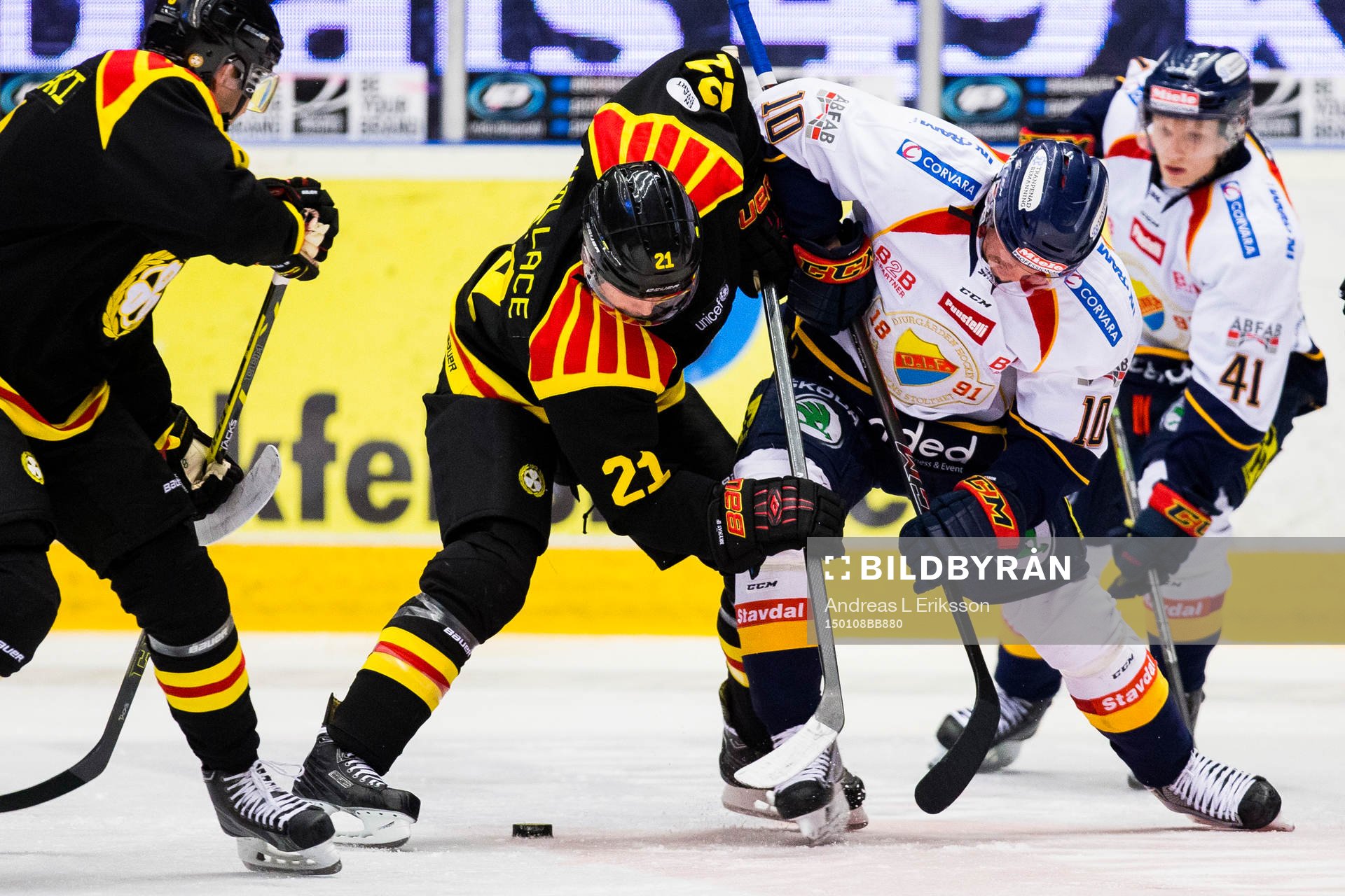 Brynäs Tim Wallace och Djurgårdens Joakim Eriksson tekar