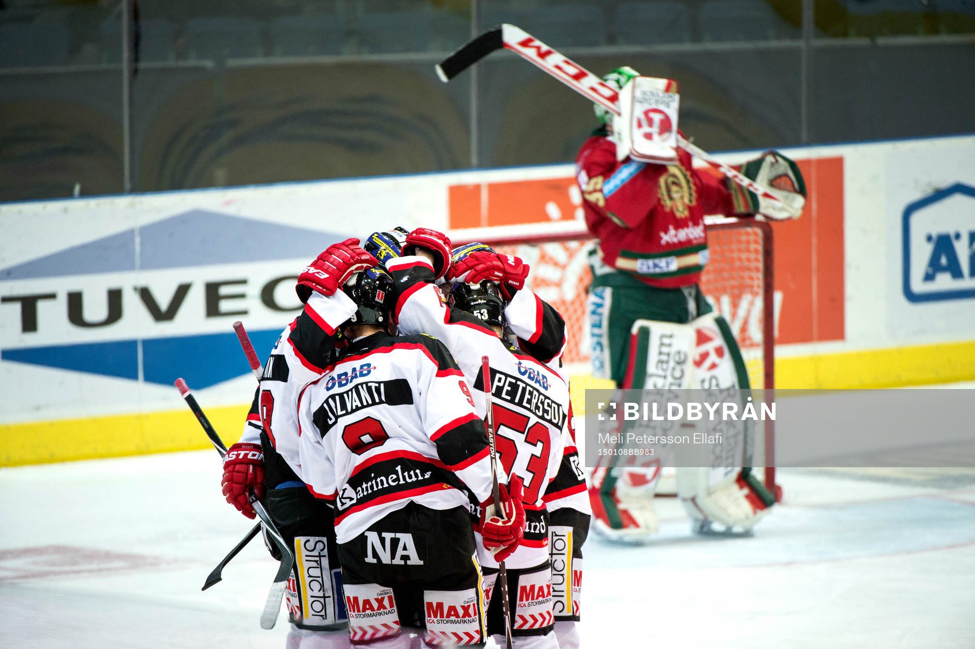 Örebros spelare jublar och Frölundas målvakt Lars