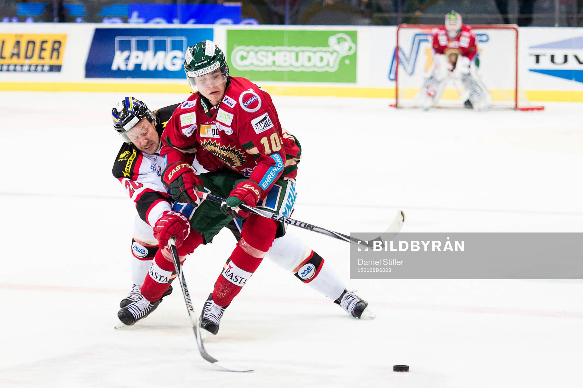 Örebros Marcus Weinstock jagar Frölundas Mattias Janmark