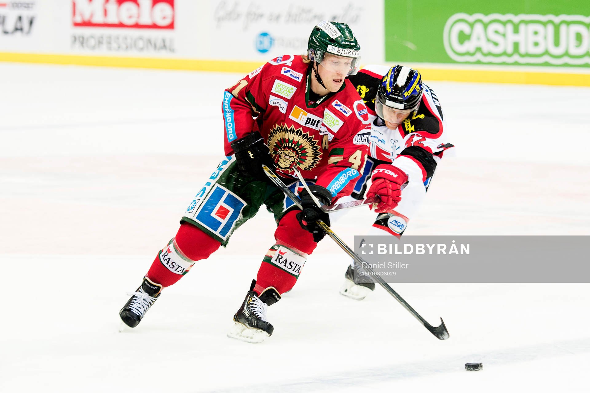 Frölundas Mathis Olimb framför Örebros Brian Willsie
