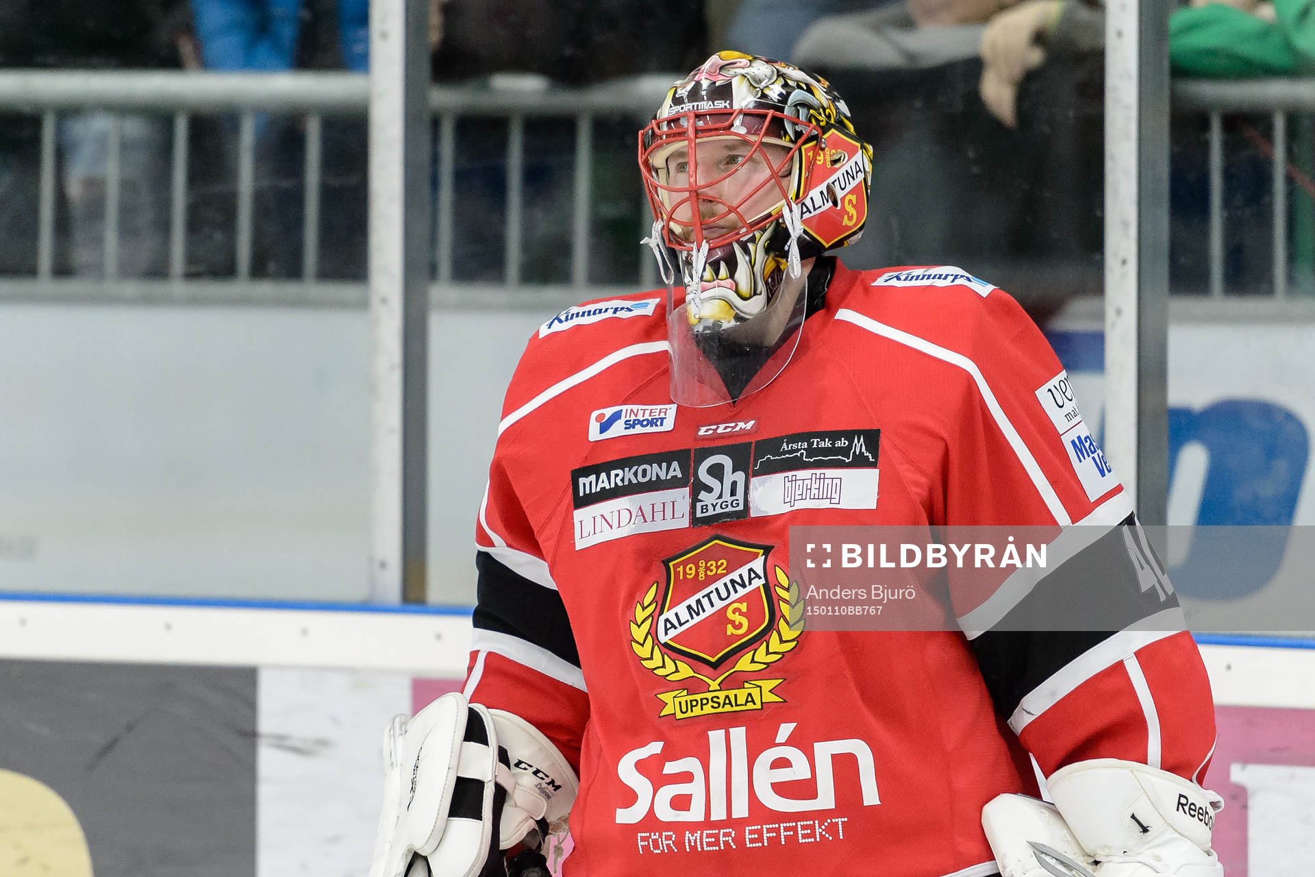 Almtunas målvakt Johan Holmqvist deppar