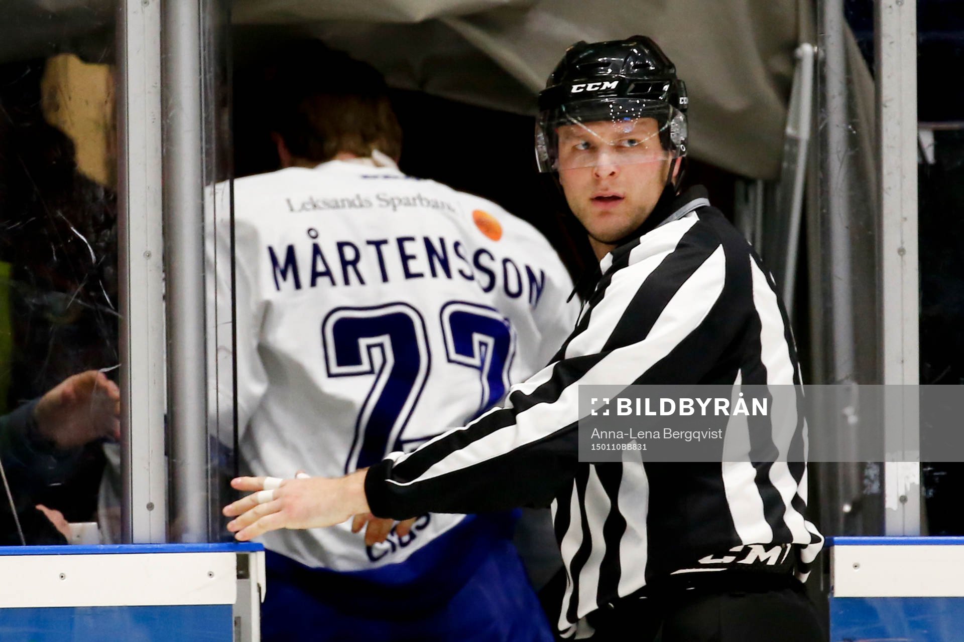 Leksands Viktor Mårtensson lämnar isen