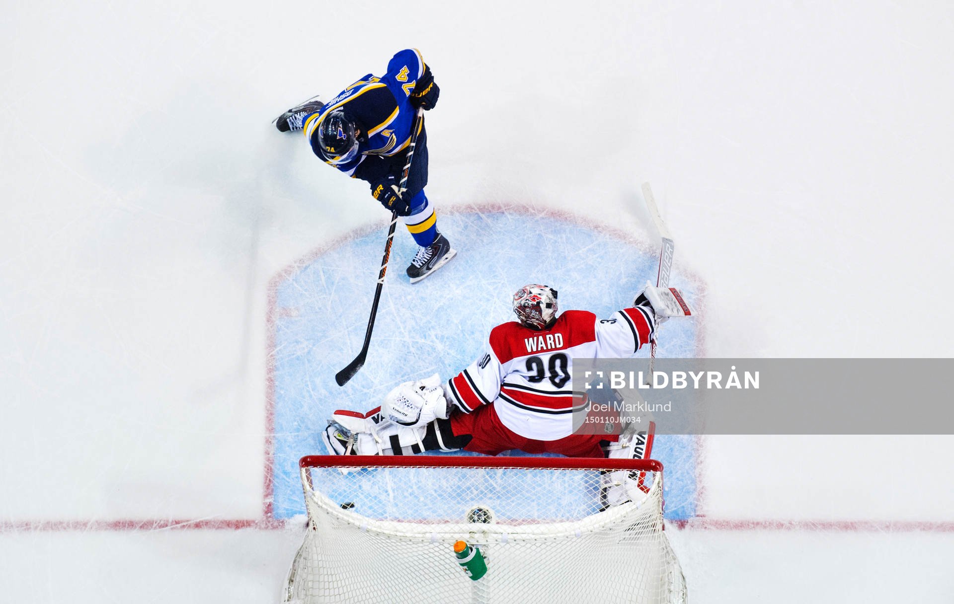 St Louis T.J. Oshie gör mål bakom Carolinas målvakt Cam