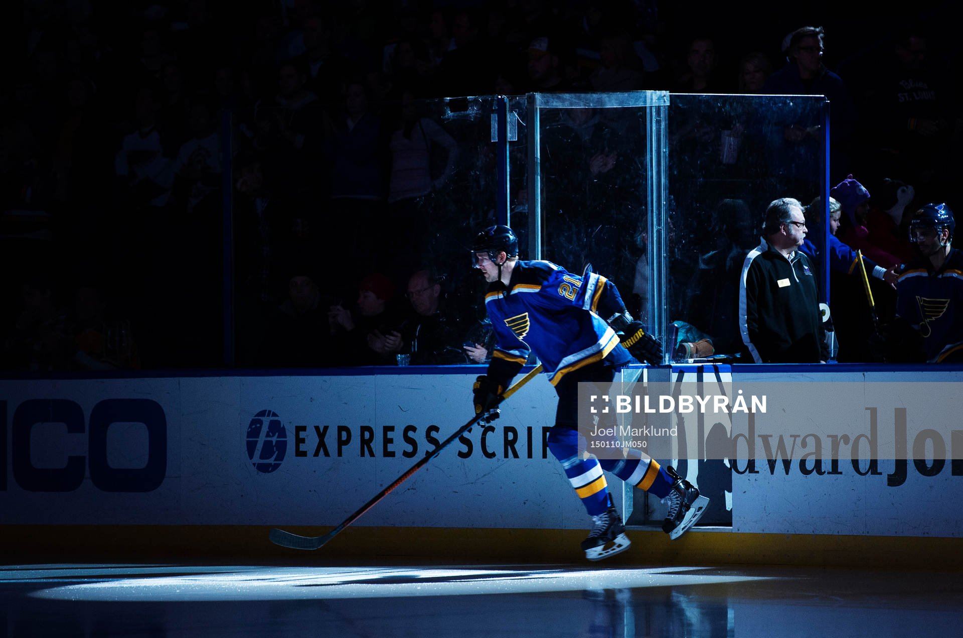 St Louis Patrik Berglund gör entré till ishockeymatchen i
