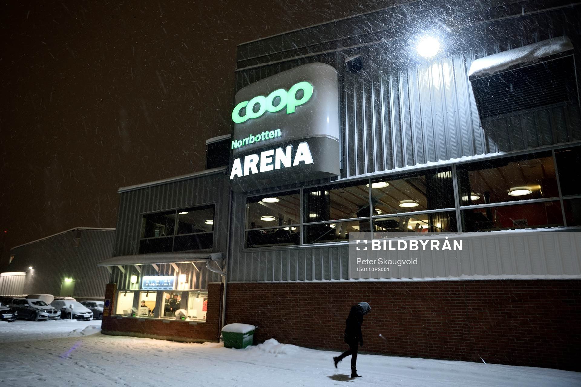 Snön vräker ner utanför Coop Norrbotten Arena