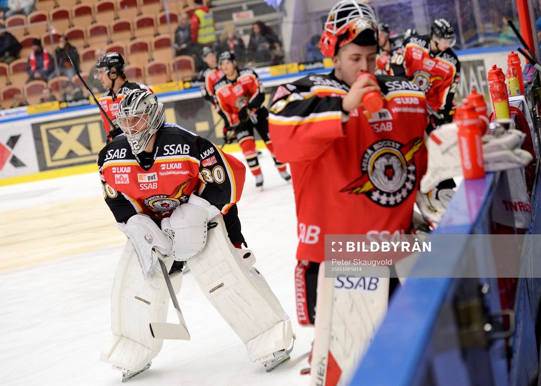 Luleås målvakt Niko Hovinen(v) och målvakt Joel